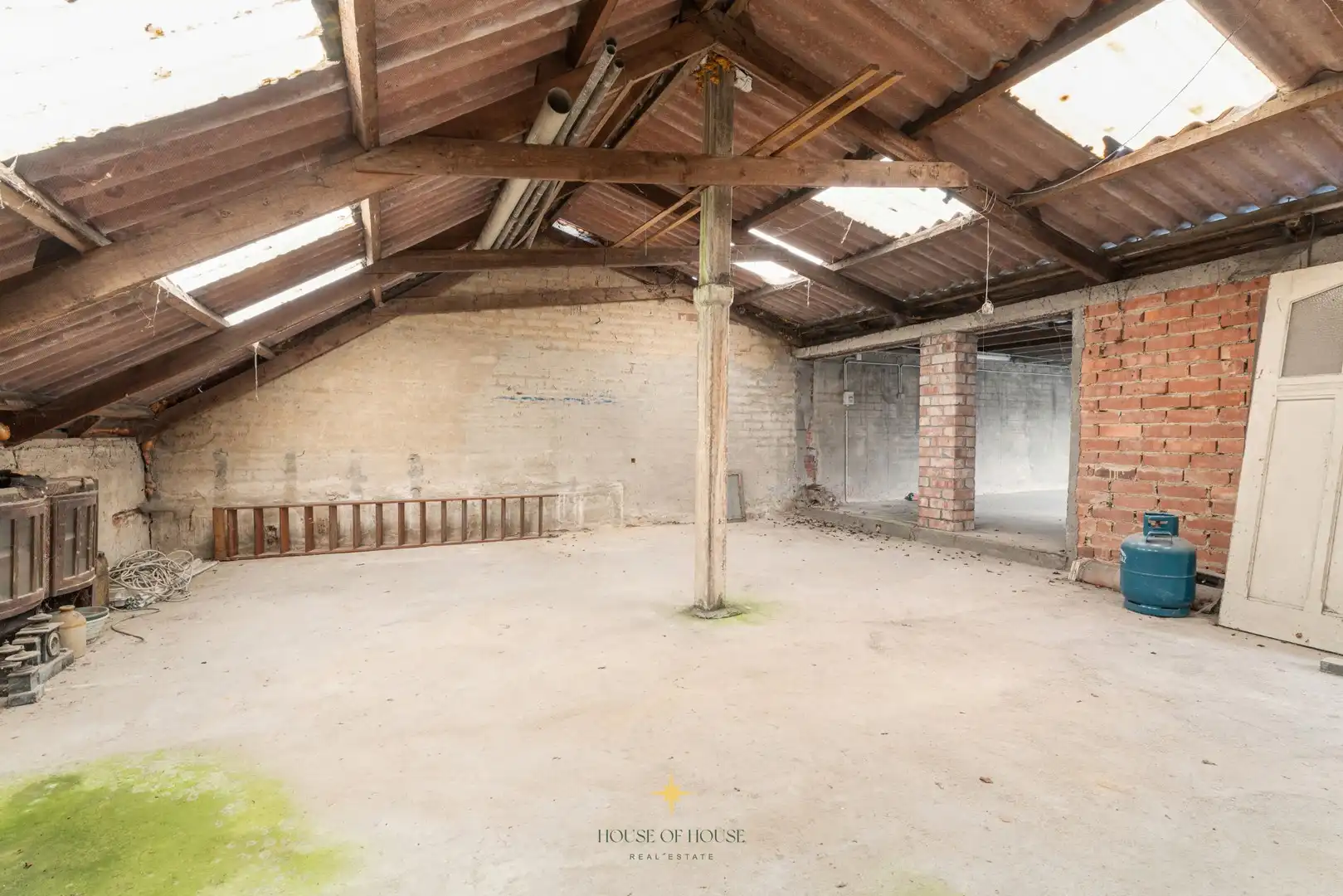 Totaal renovatieproject - woning met garage én achterligggende loods foto 27