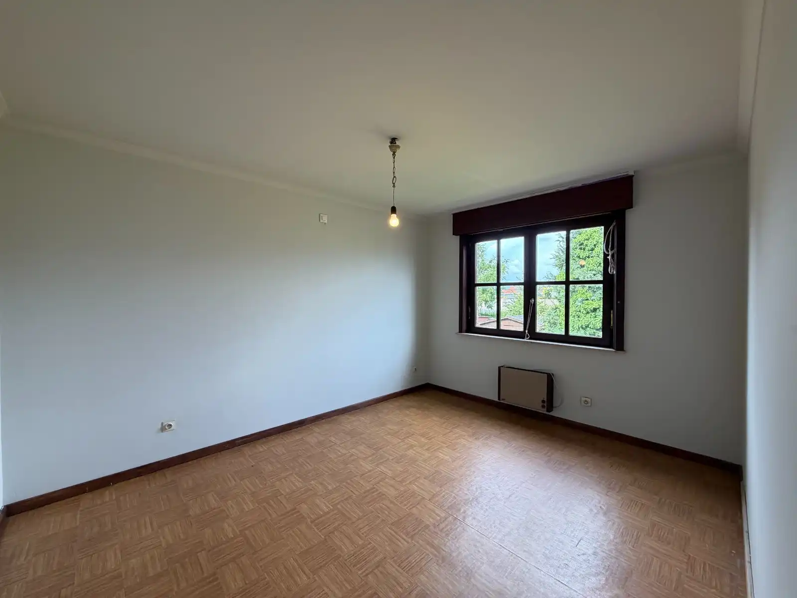 Ruime woning met 4 slaapkamers, garage en tuin foto 11