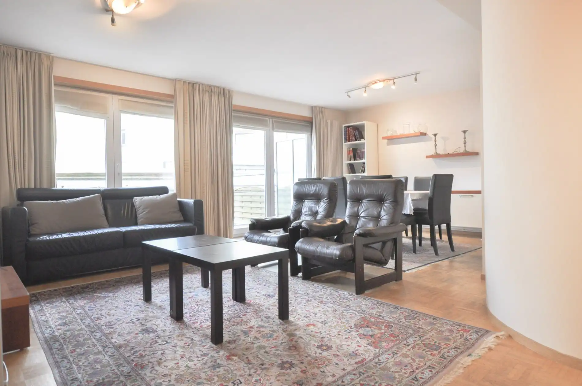 Lichtrijk appartement met een ruim zuidwest gericht terras gelegen nabij het commercieel centrum en het strand. foto 19