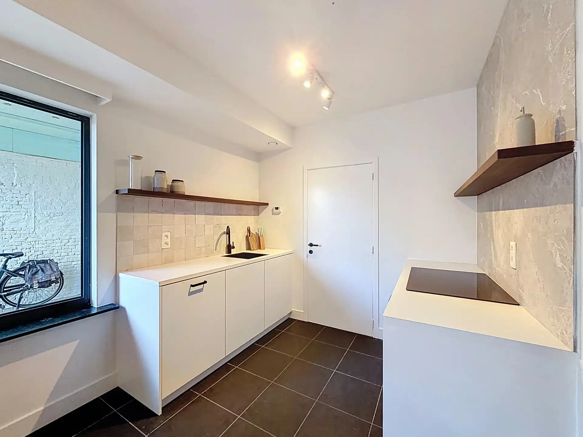 Zeer gezellig gelijkvloers appartement met 1 (mog. 2) slaapkamers, tuin, terras en staanplaats. foto 11