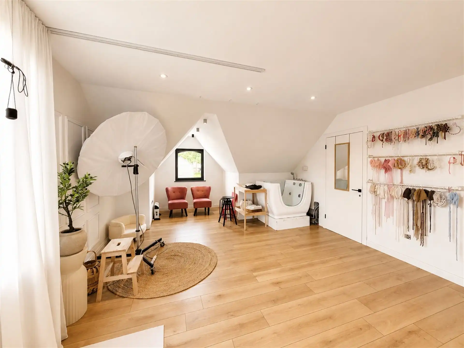 Stijlvolle halfopen pastorijwoning met praktijkruimte, 4 slaapkamers, garage en zonnige tuin op bijna 10 are foto 28