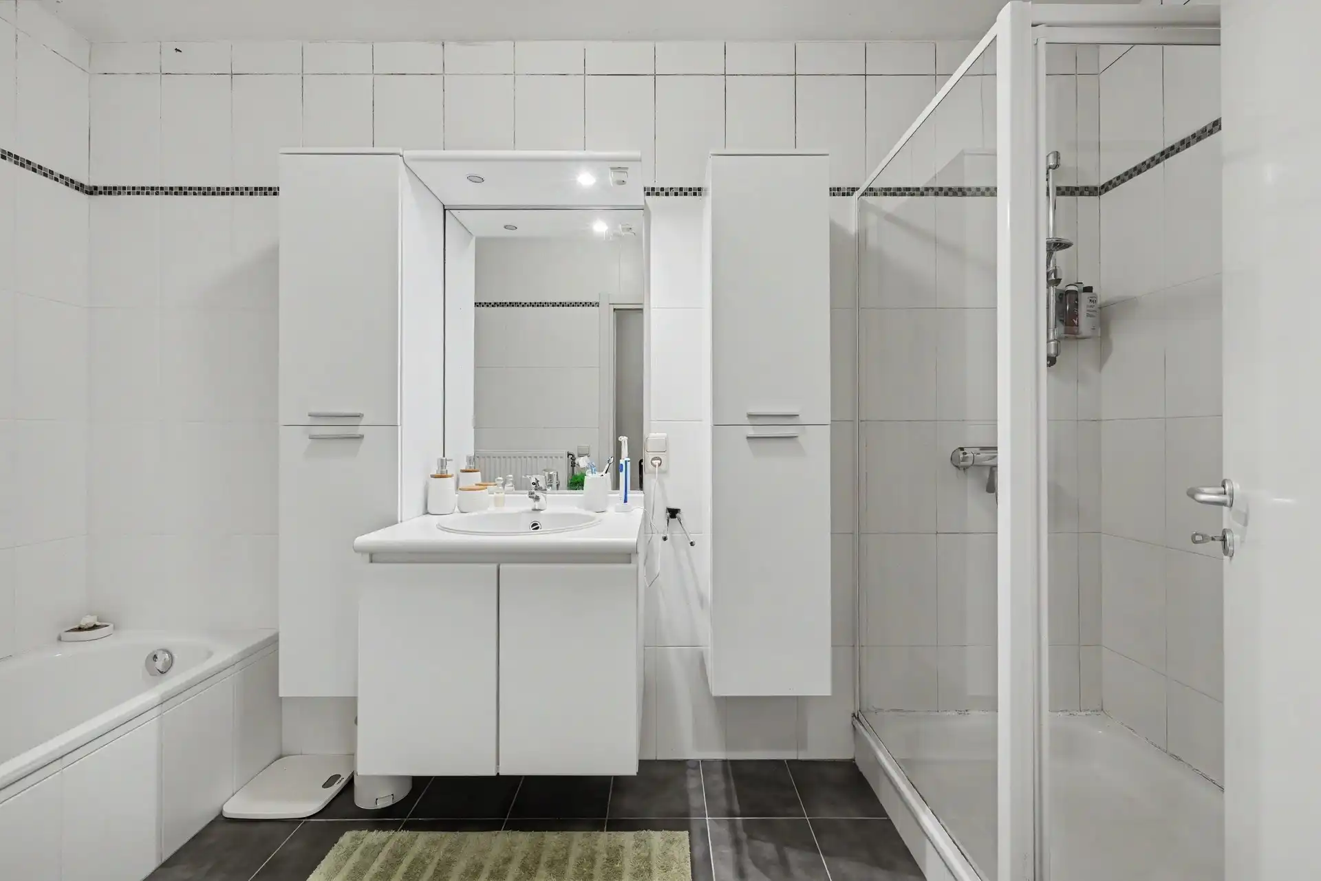 Instapklaar gelijkvloers appartement met twee slaapkamers en autostaanplaats (96 m2) foto 11