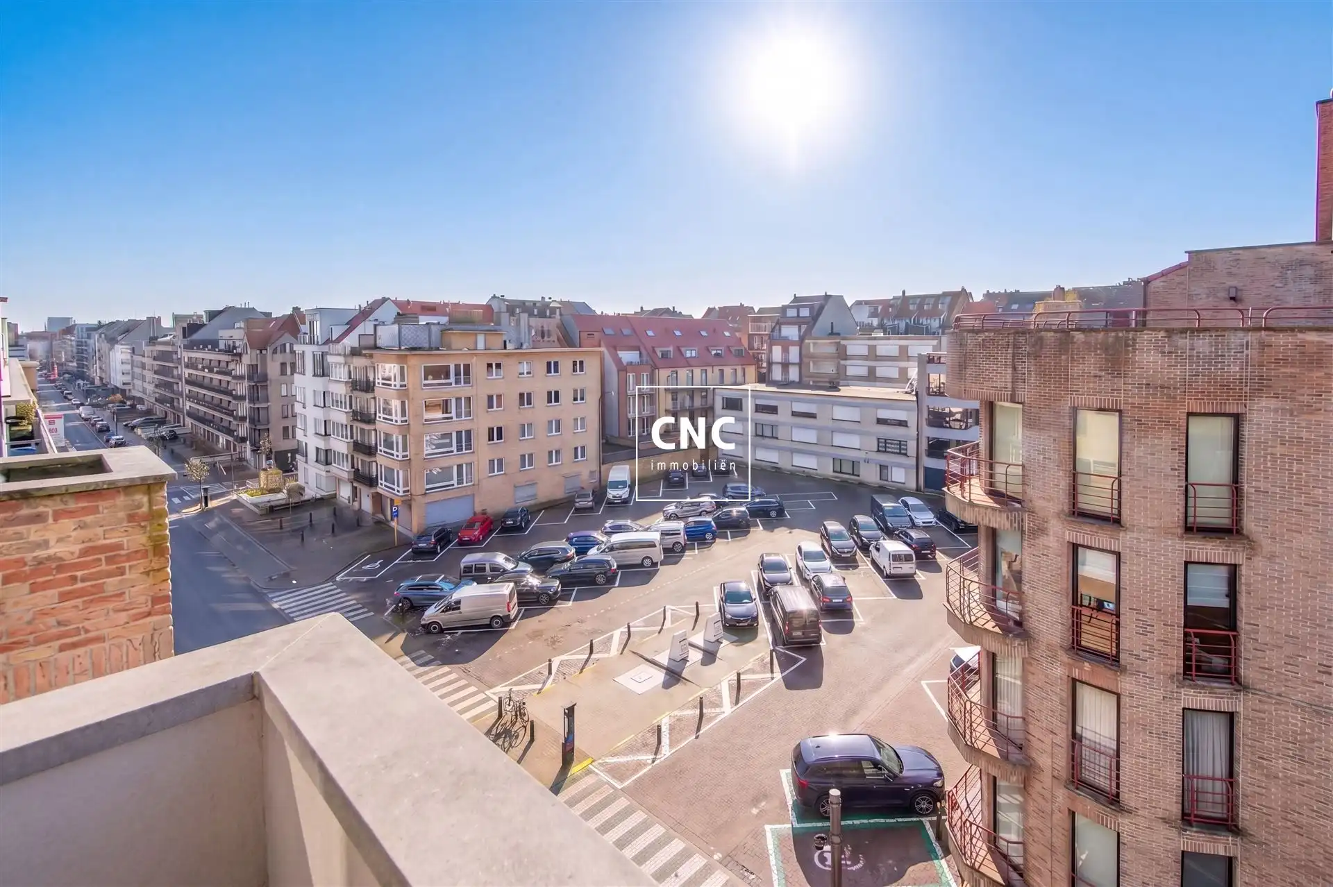 Gerenoveerde penthouse met grote terrassen nabij de zeedijk foto 7