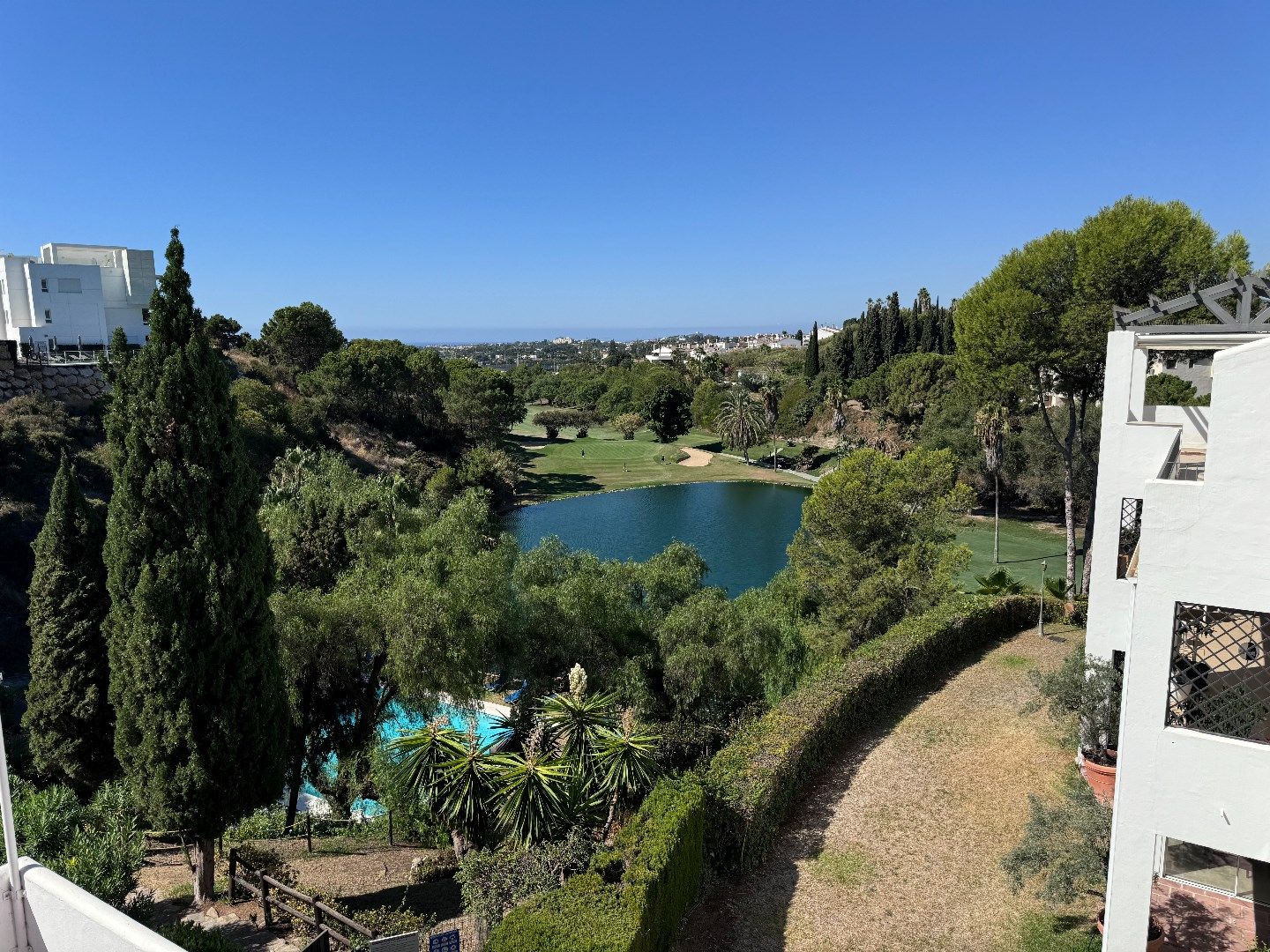 Aangenaam instapklaar en bemeubeld appartement op de golf van La Quinta, Benahavis. foto 18