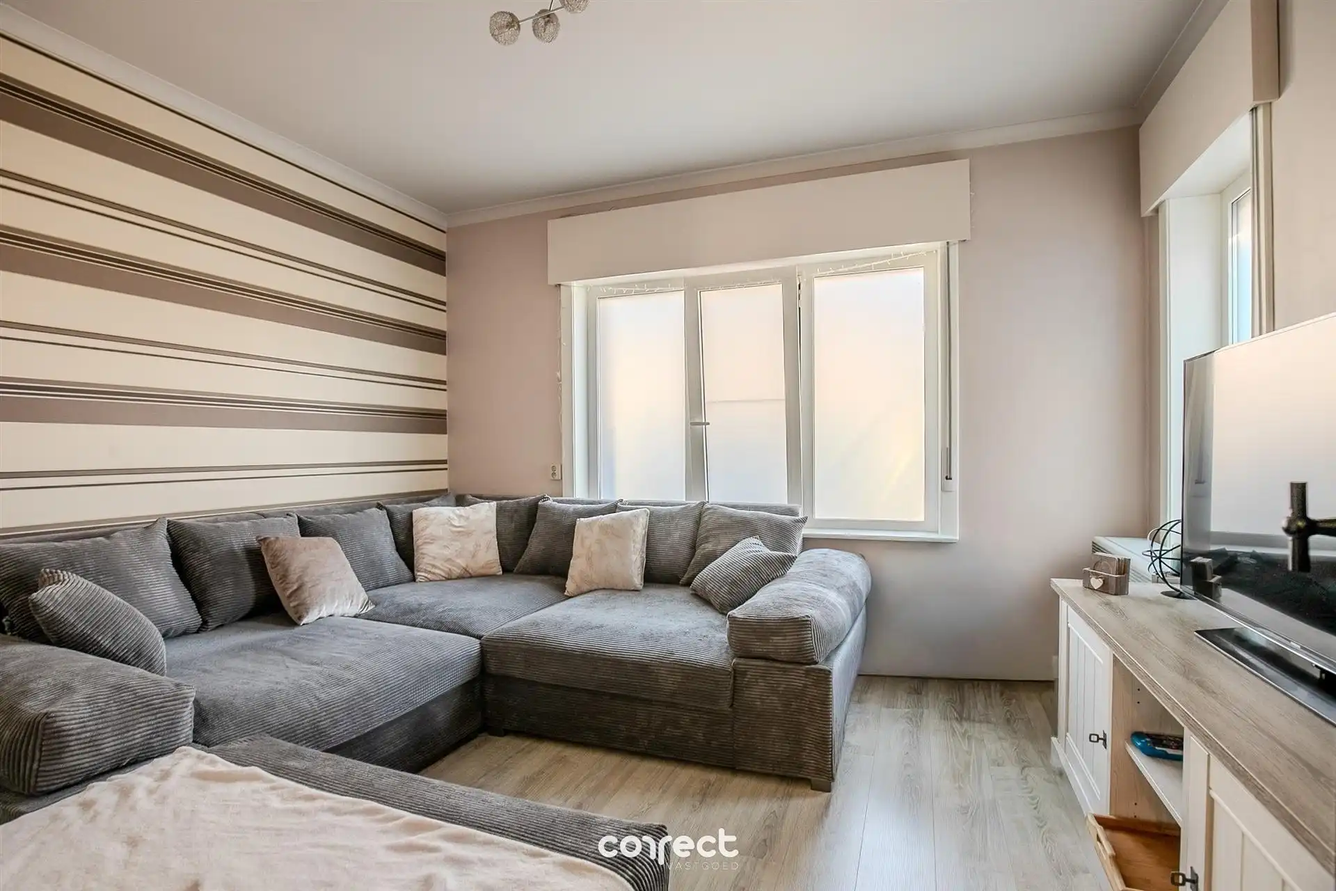 Halfopen bebouwing met oprit, garage, tuin en 3 slaapkamers. foto 3