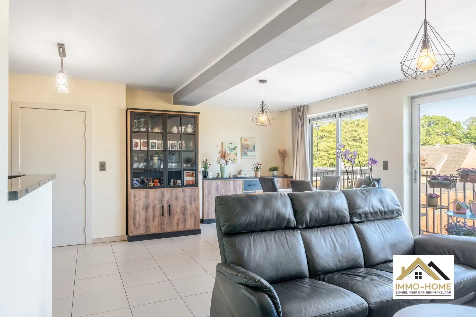 Instapklaar ruim appartement met autostaanplaats foto 5