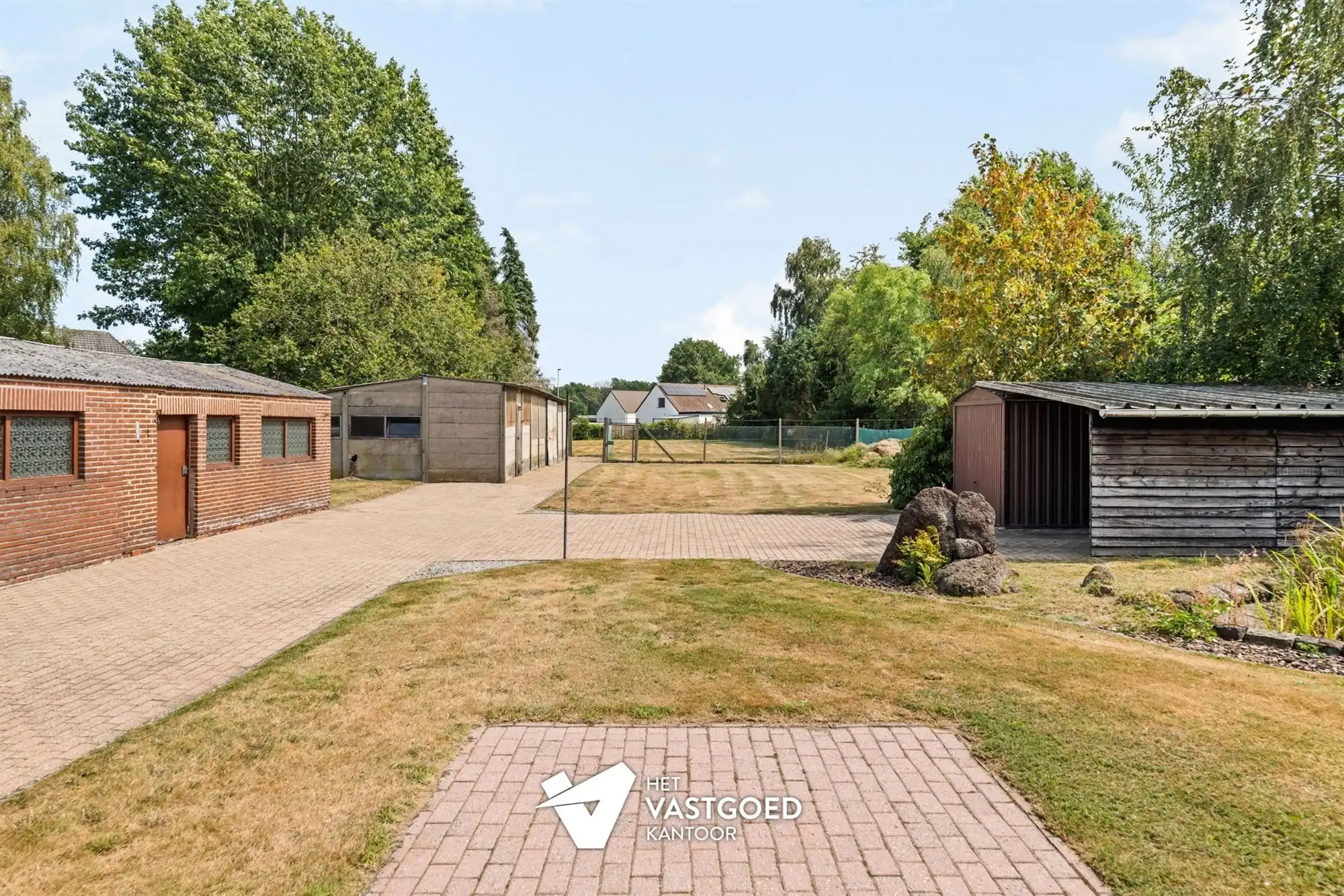 RUIME, STATIGE WONING OP GROENE LIGGING MET RUIM PERCEEL foto 19
