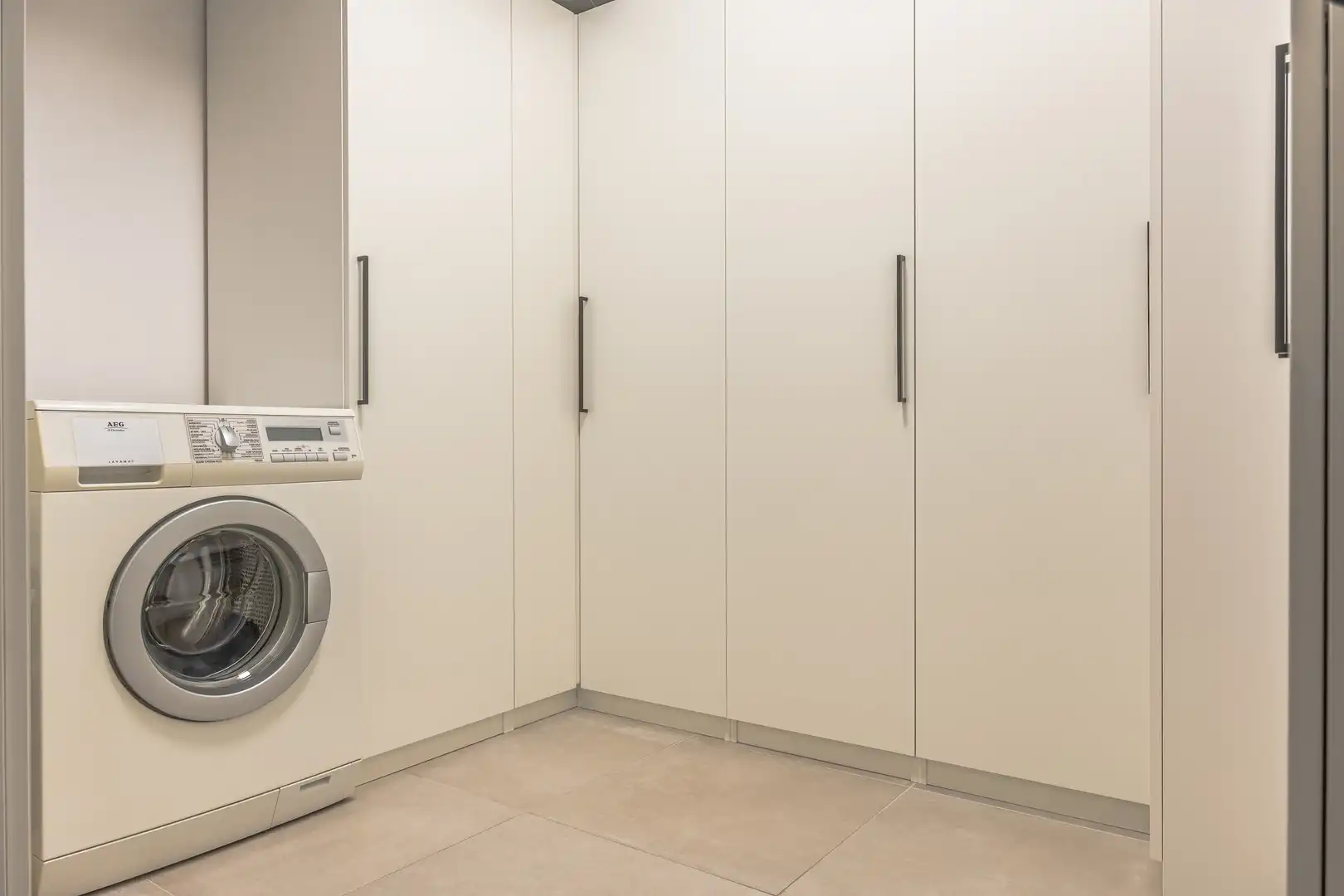 Verzorgde appartement  + € 100  EUR autostaanplaats foto 15