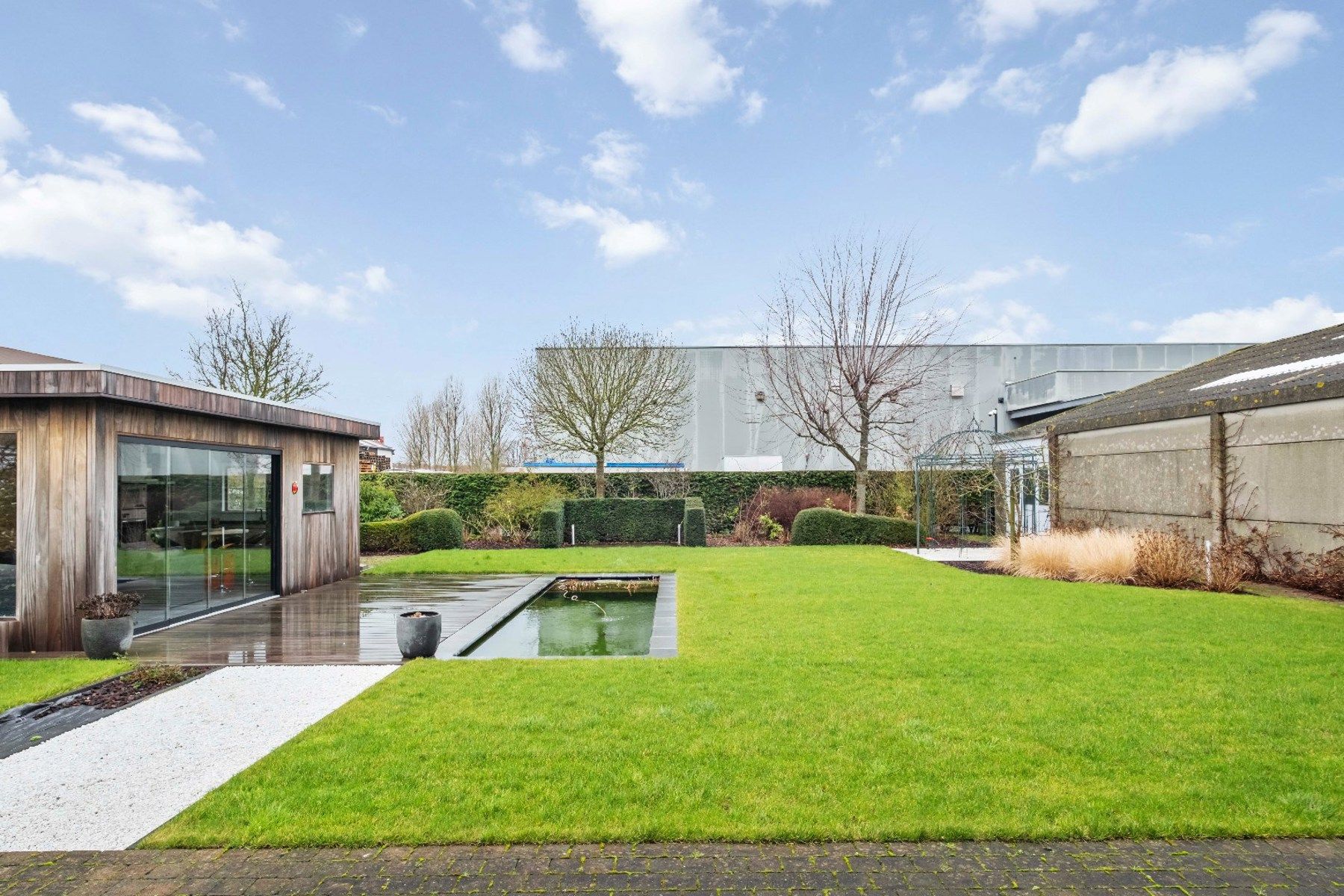 Ruime woning met loods in het industriepark te Oostende. foto 3