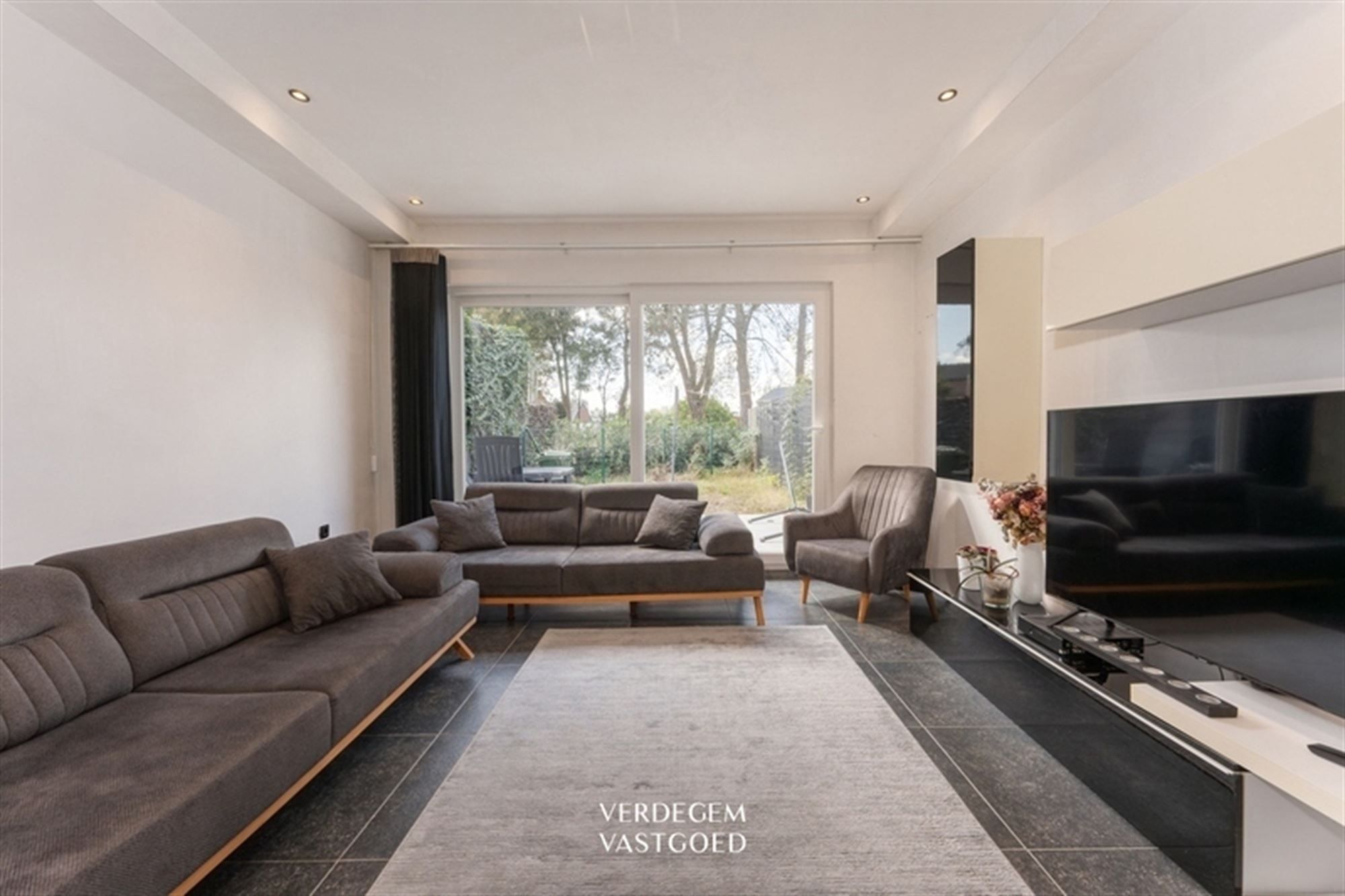 Zeer bereikbare gezinswoning met 4 slaapkamers en paadje naar zonnige tuin foto {{pictureIndex}}