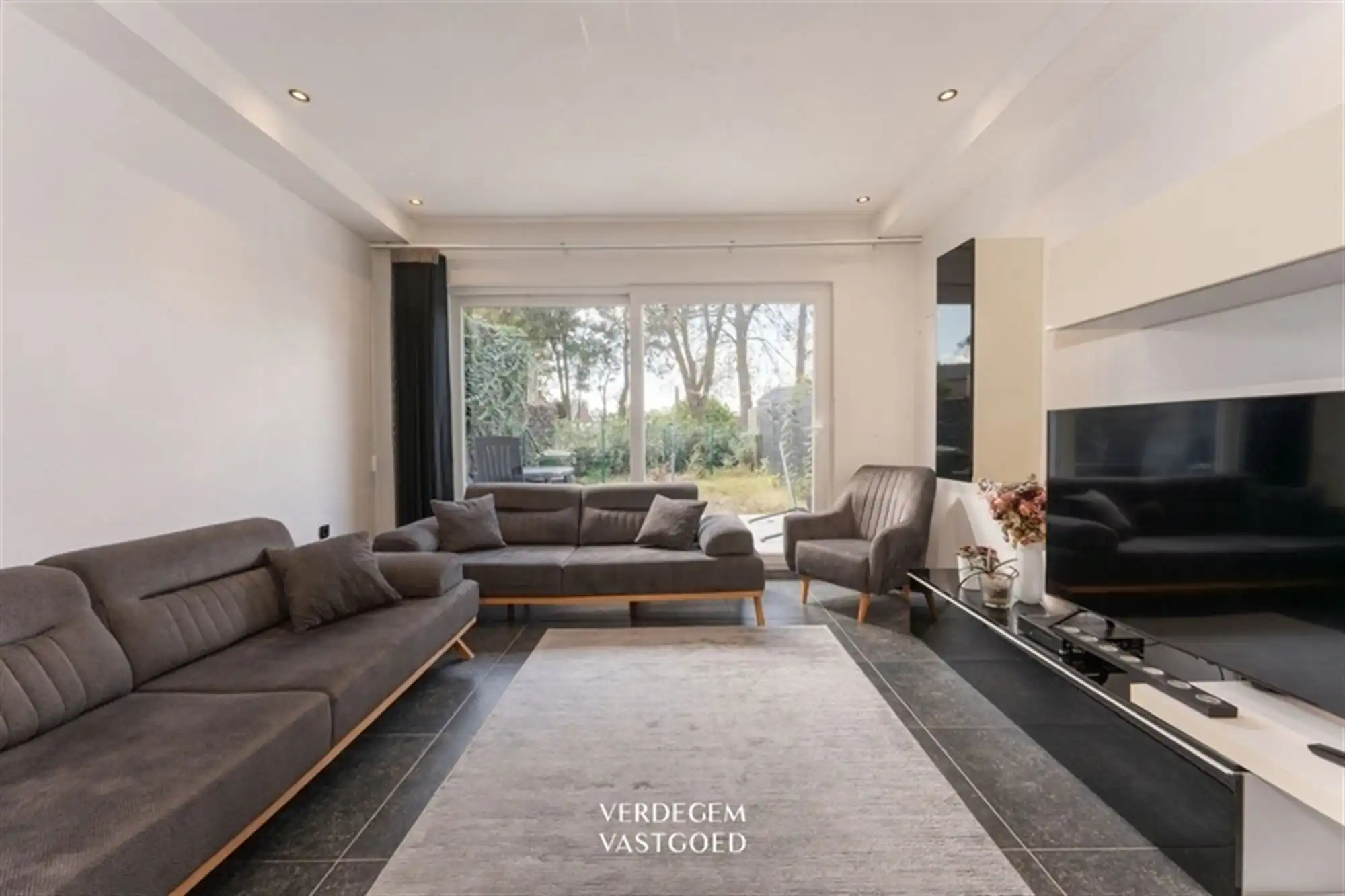 Zeer bereikbare gezinswoning met 4 slaapkamers en paadje naar zonnige tuin foto {{pictureIndex}}