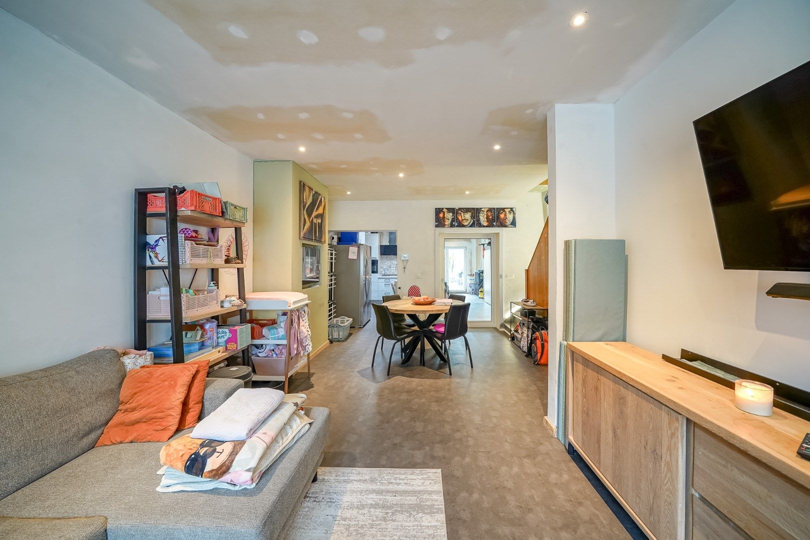 Rijwoning met 4 slaapkamers en tuin te Oostende foto {{pictureIndex}}