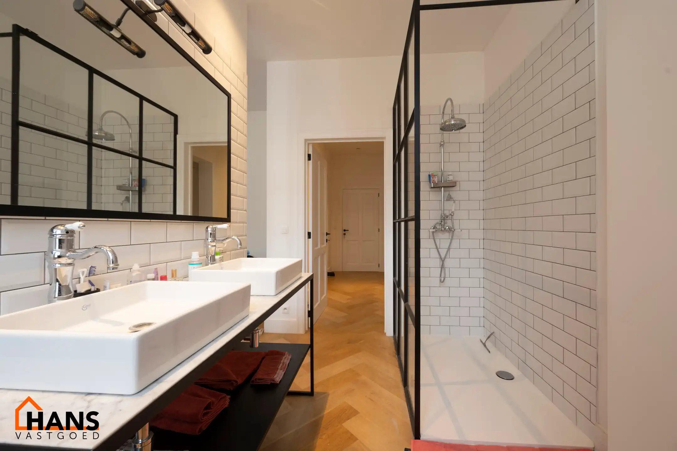 Ruim appartement in charmant gebouw. foto 7