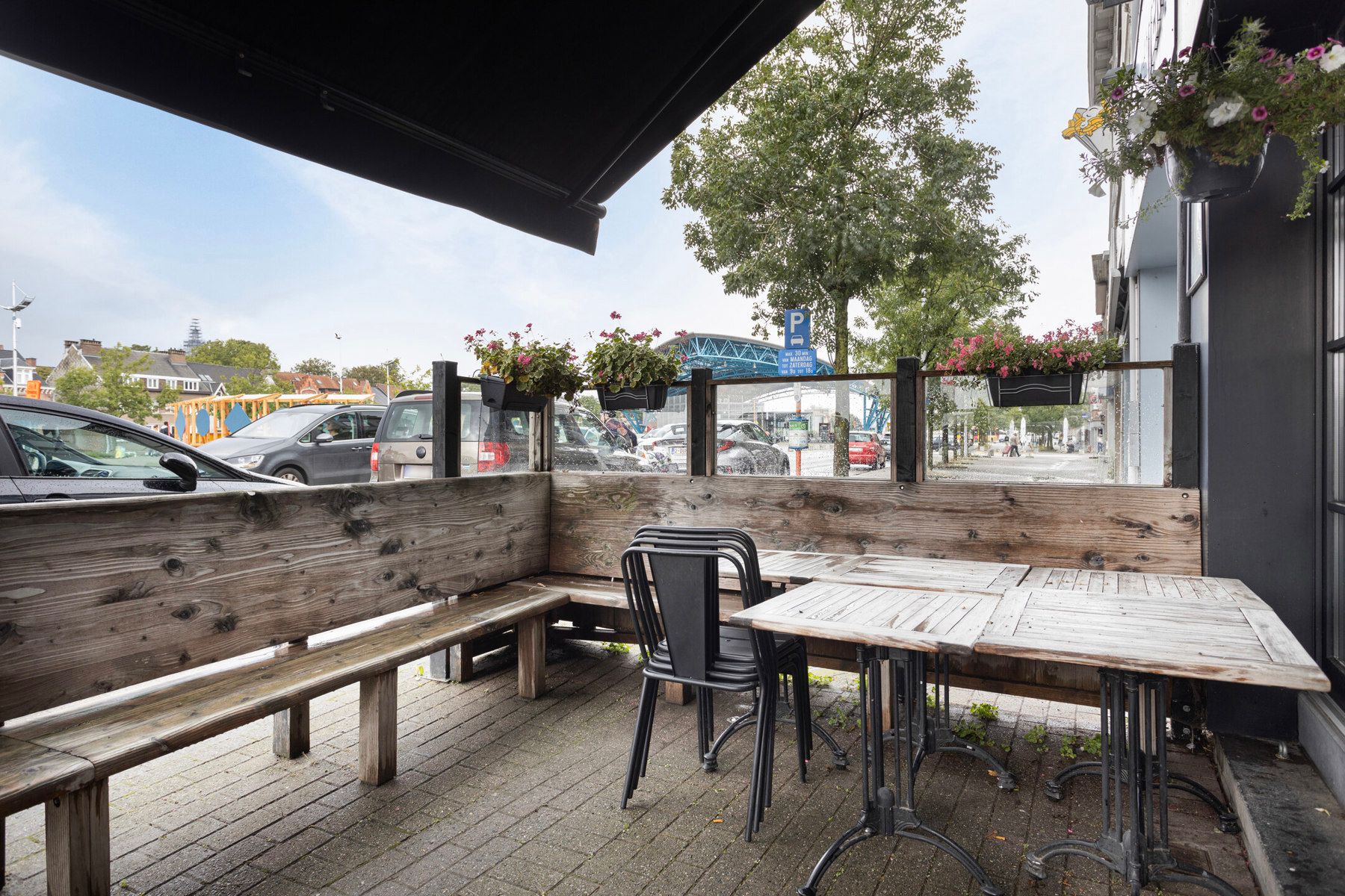 Gebouw momenteel ingericht als restaurant op stationsplein van Halle. foto 18