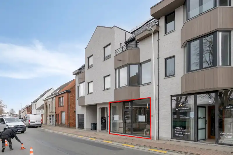 Commerciële pand op zichtbare locatie! foto {{pictureIndex}}