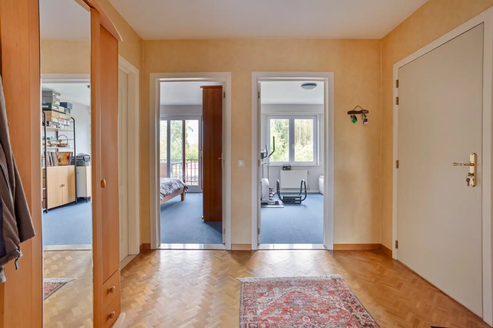 Ruim en goed onderhouden 2 slpk appartement met terras en garage foto 11