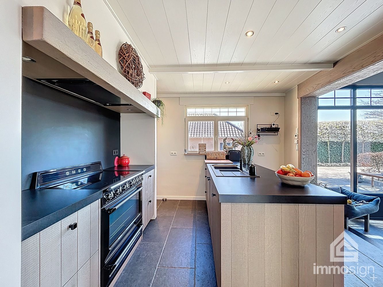 Exclusieve woning voorzien van dubbele garage en bedrijfshal op de Nederlandse grens foto 2