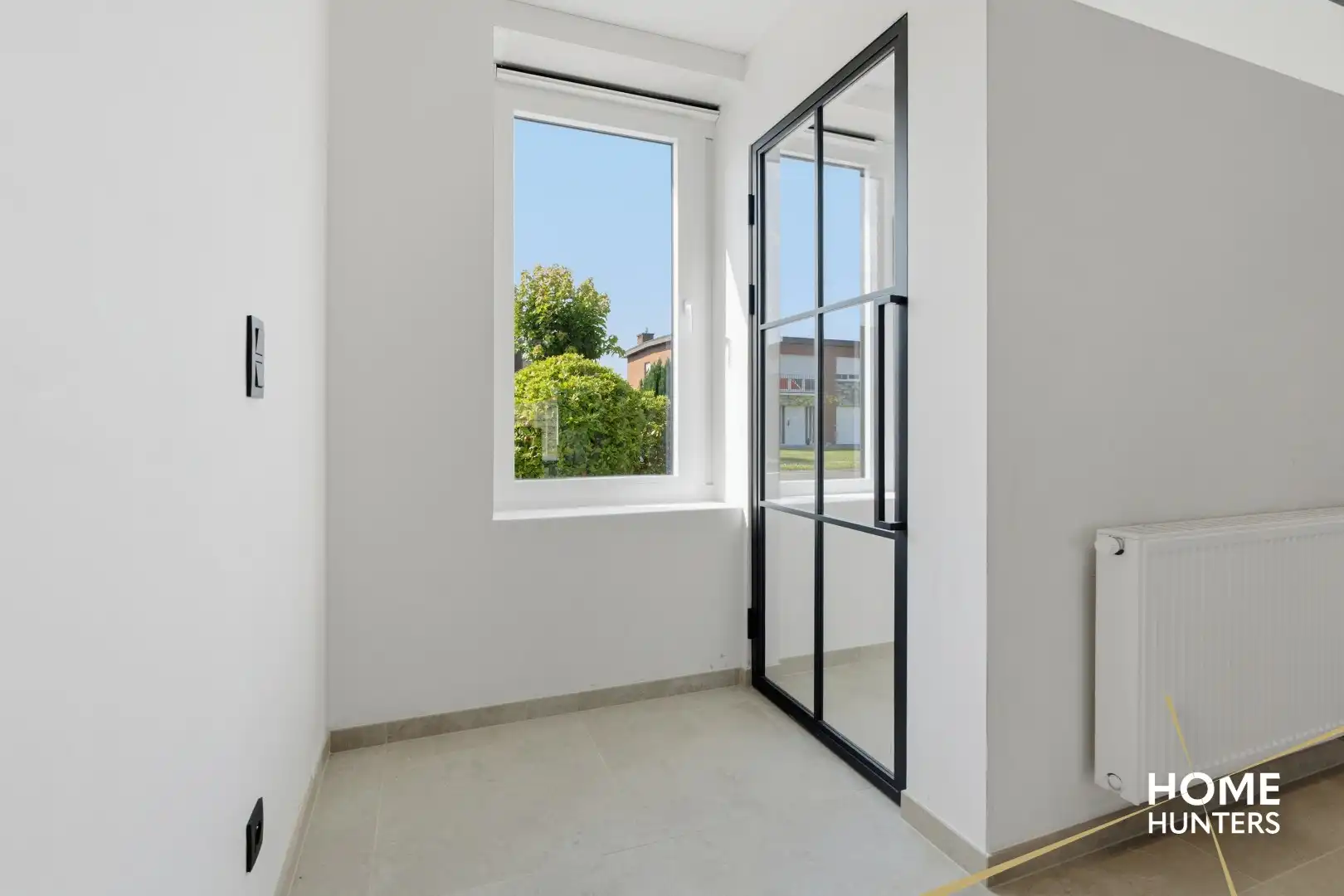 Volledig gerenoveerde woning met 3 slaapkamers, garage, ruime oprit en zonnige tuin in een rustige buurt van Ieper foto 3