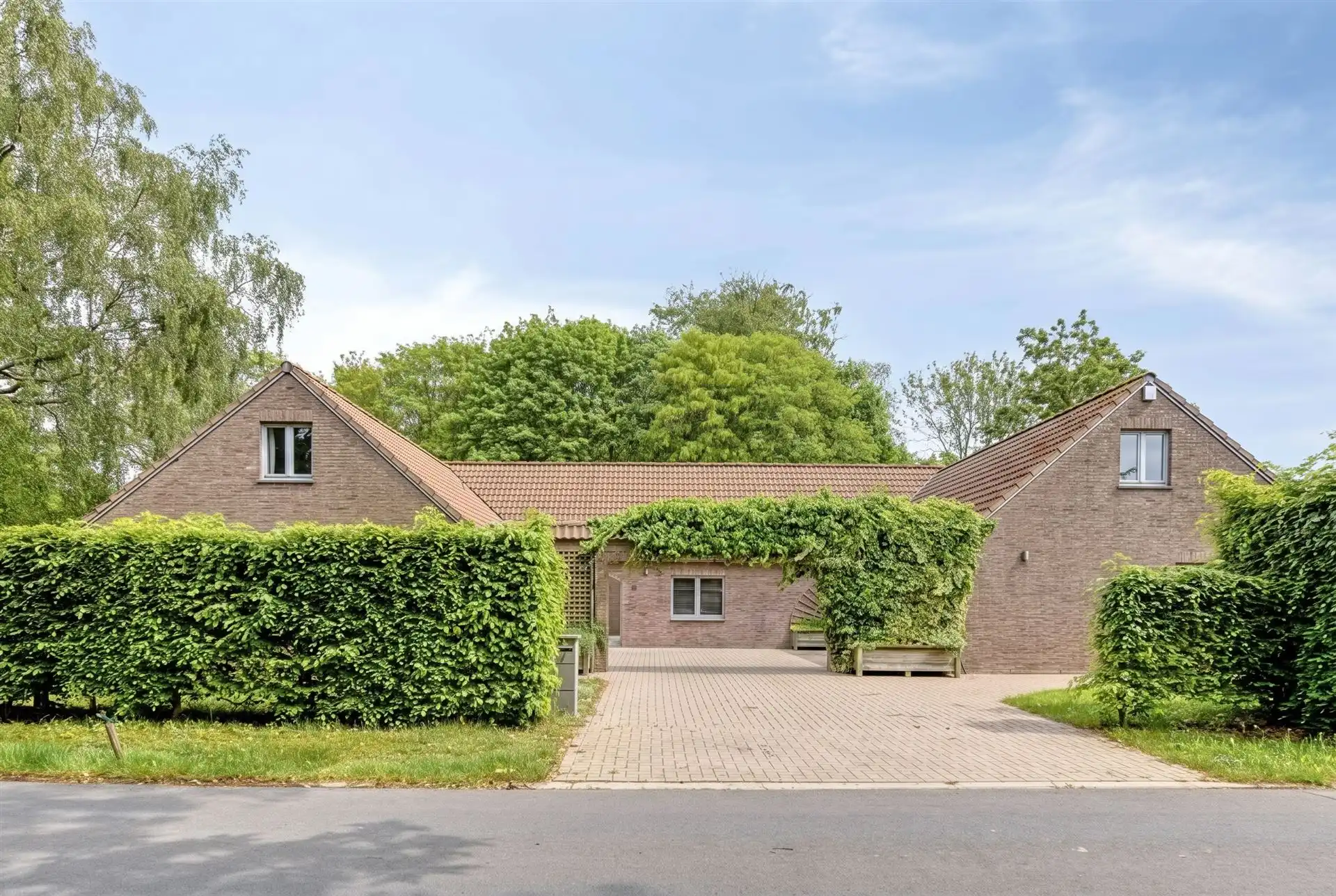 Open bebouwing met 5 (mog. 7) slaapkamers, tuin en garage foto {{pictureIndex}}