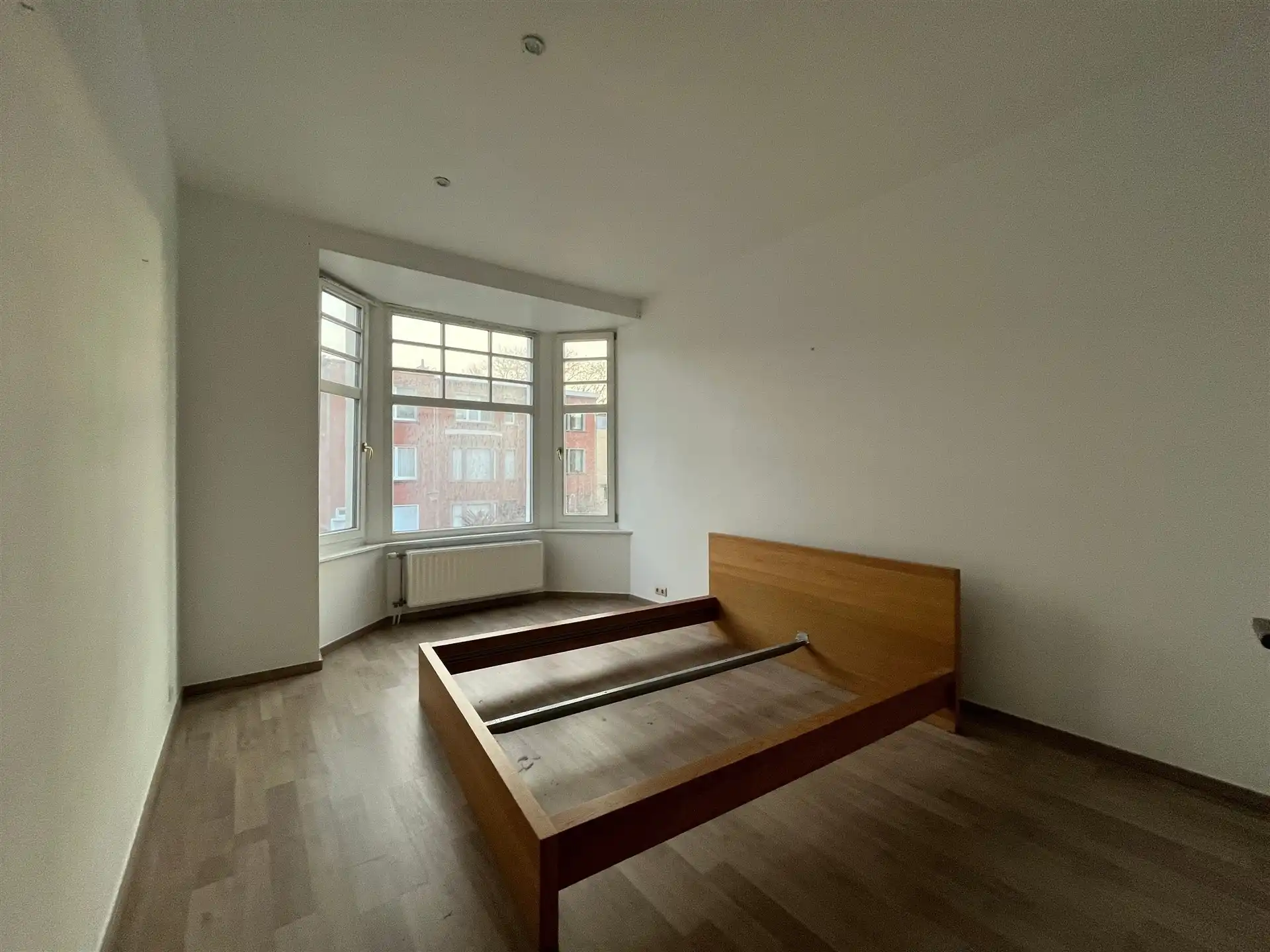 Appartementsgebouw met parking en zeer grote tuin! foto 10