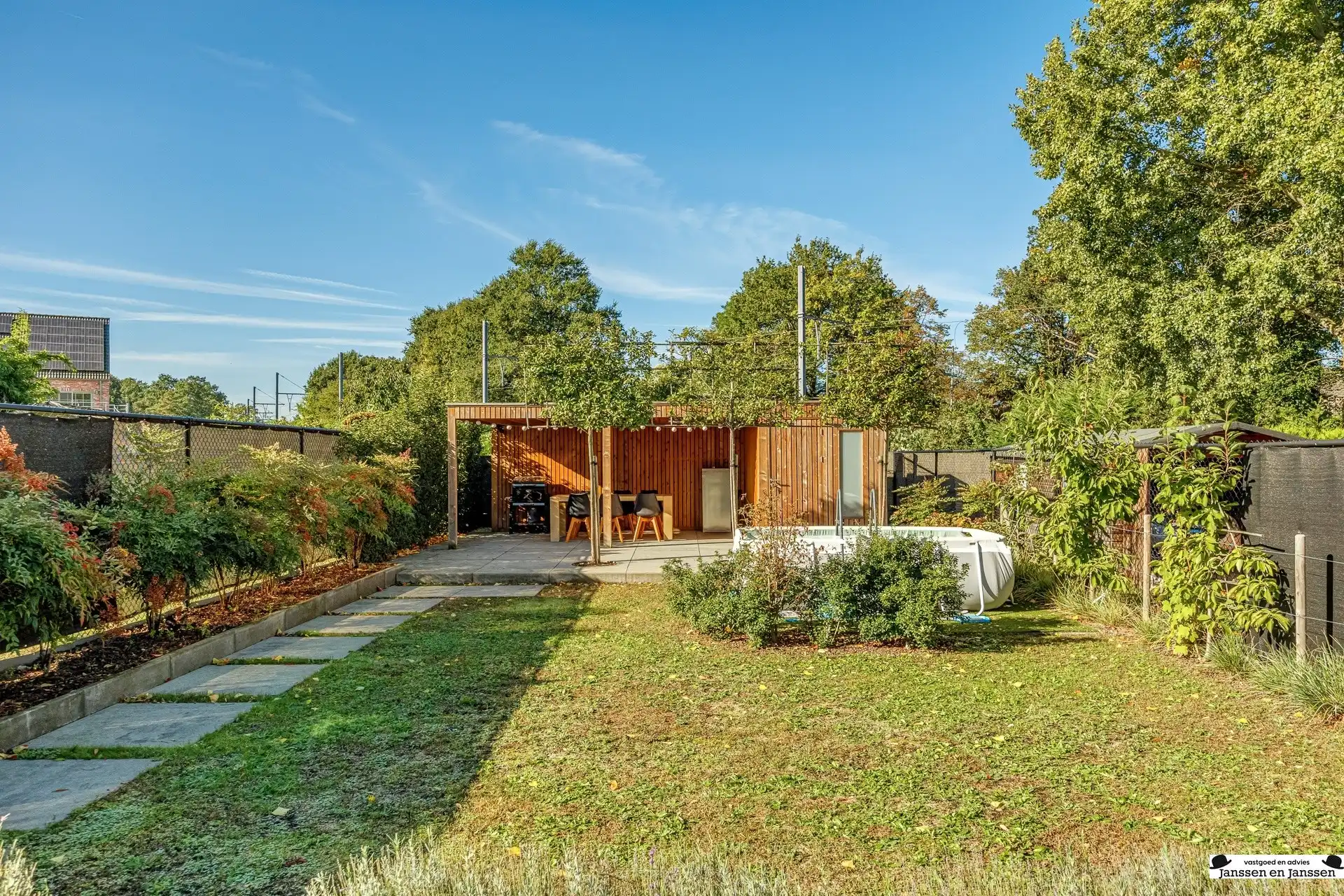 Prachtig gerenoveerde woning met 4 slaapkamers, garage en zonnige tuin foto 27