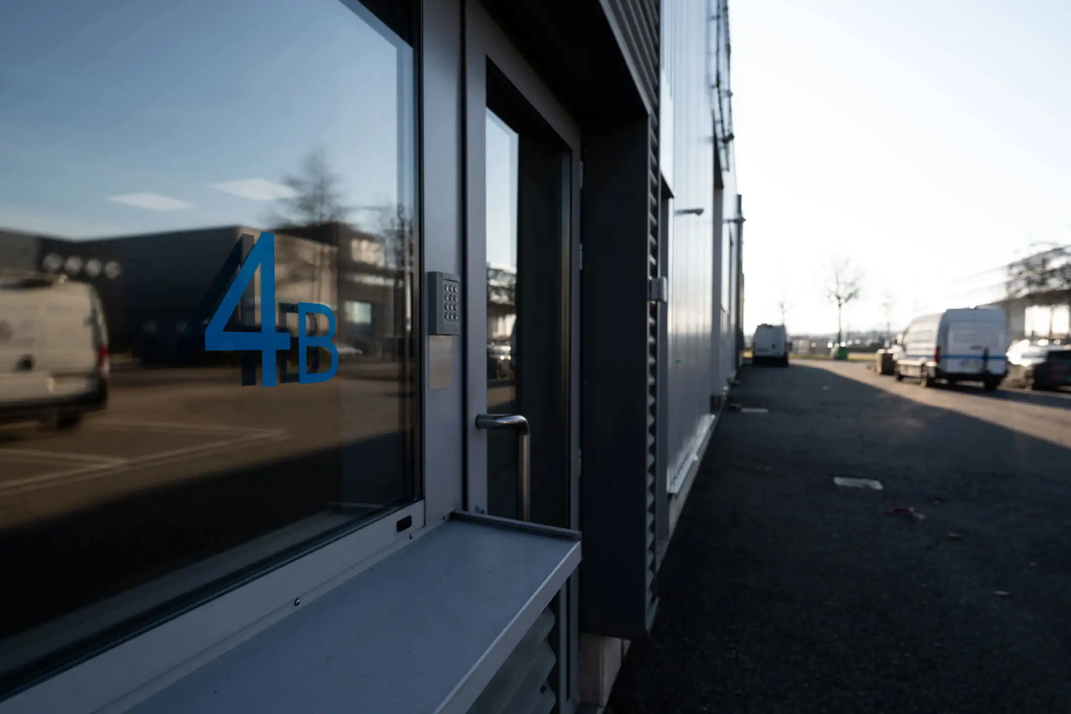 Te huur: bedrijfsunit met 360 m² magazijn en 144 m² kantoor foto 3