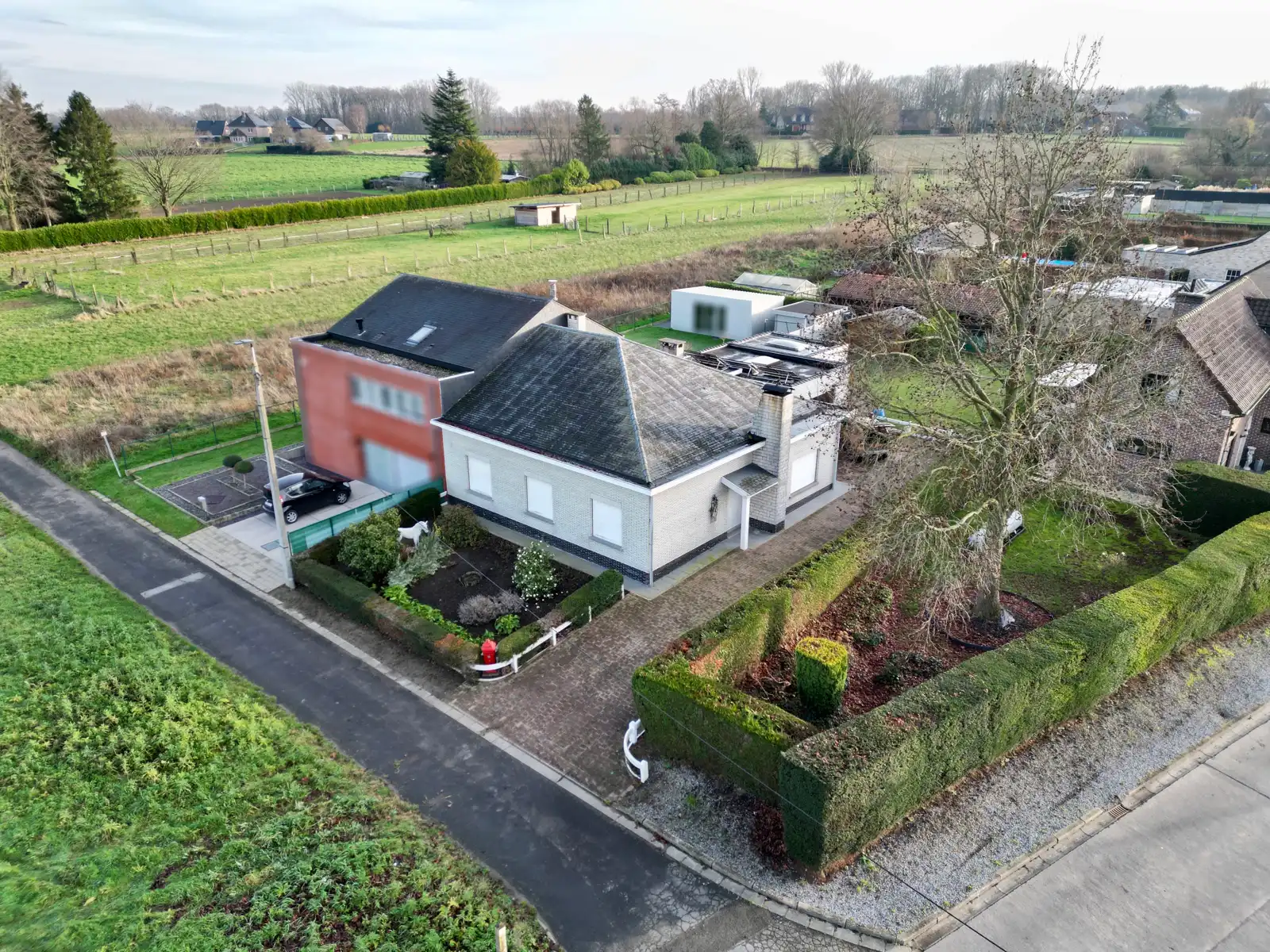Hoofdfoto van de publicatie: Rustig gelegen, halfopen Bungalow met véél potentieel!