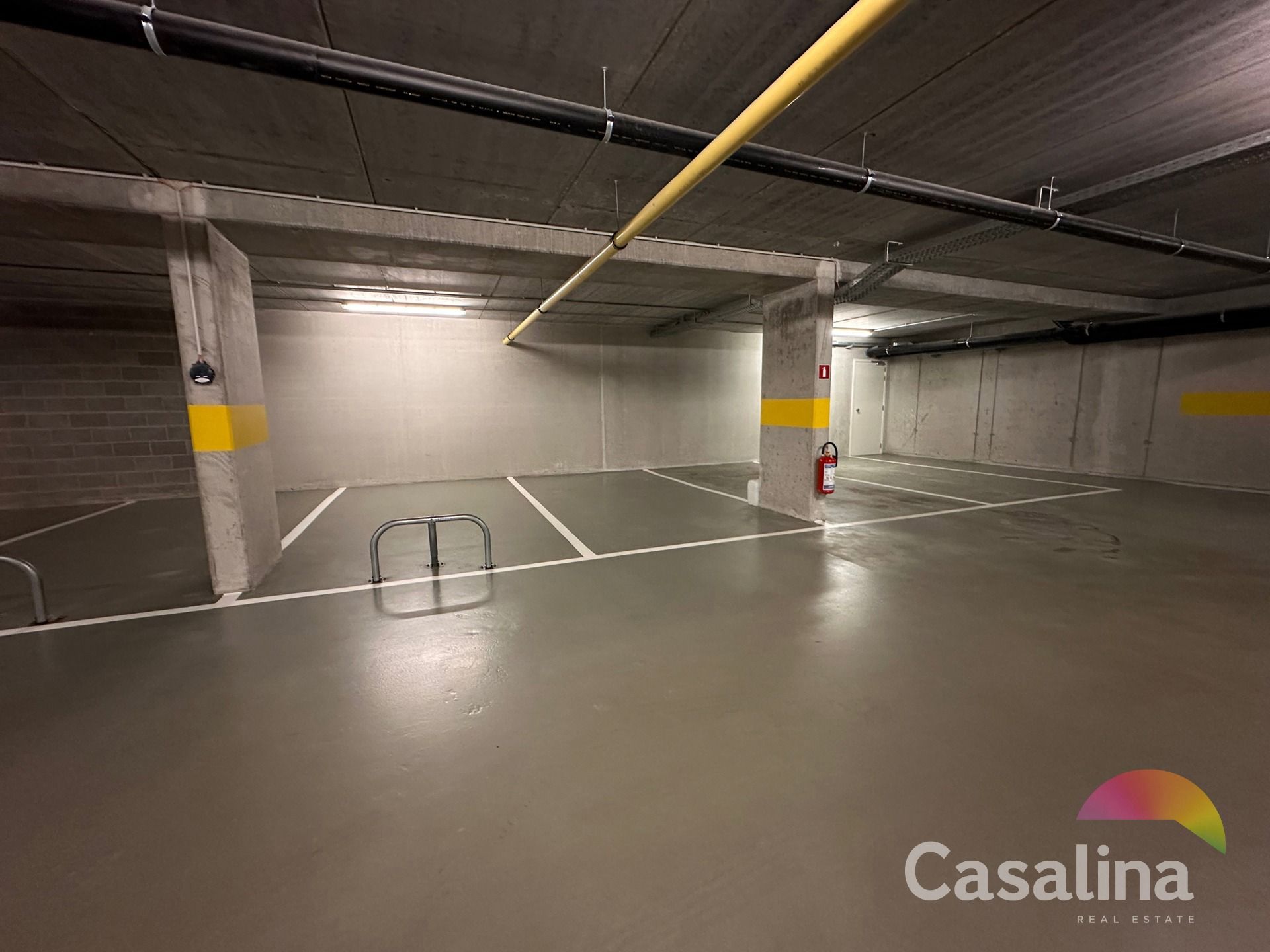 Een binnenparkeerplaats foto 7