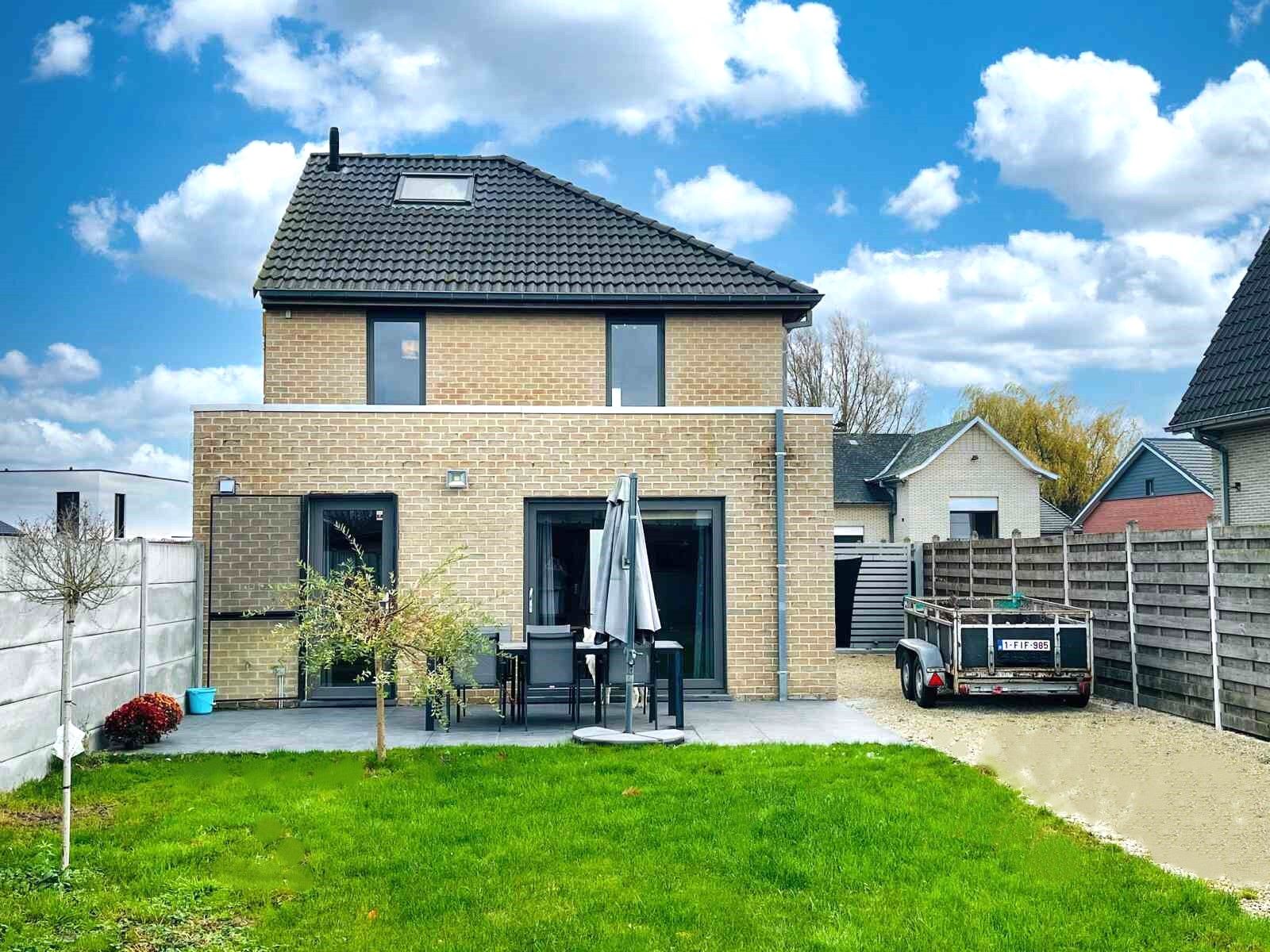 Deze instapklare halfopen woning uit 2014 ligt in een rustige en landelijke straat in Lierde.  foto 2