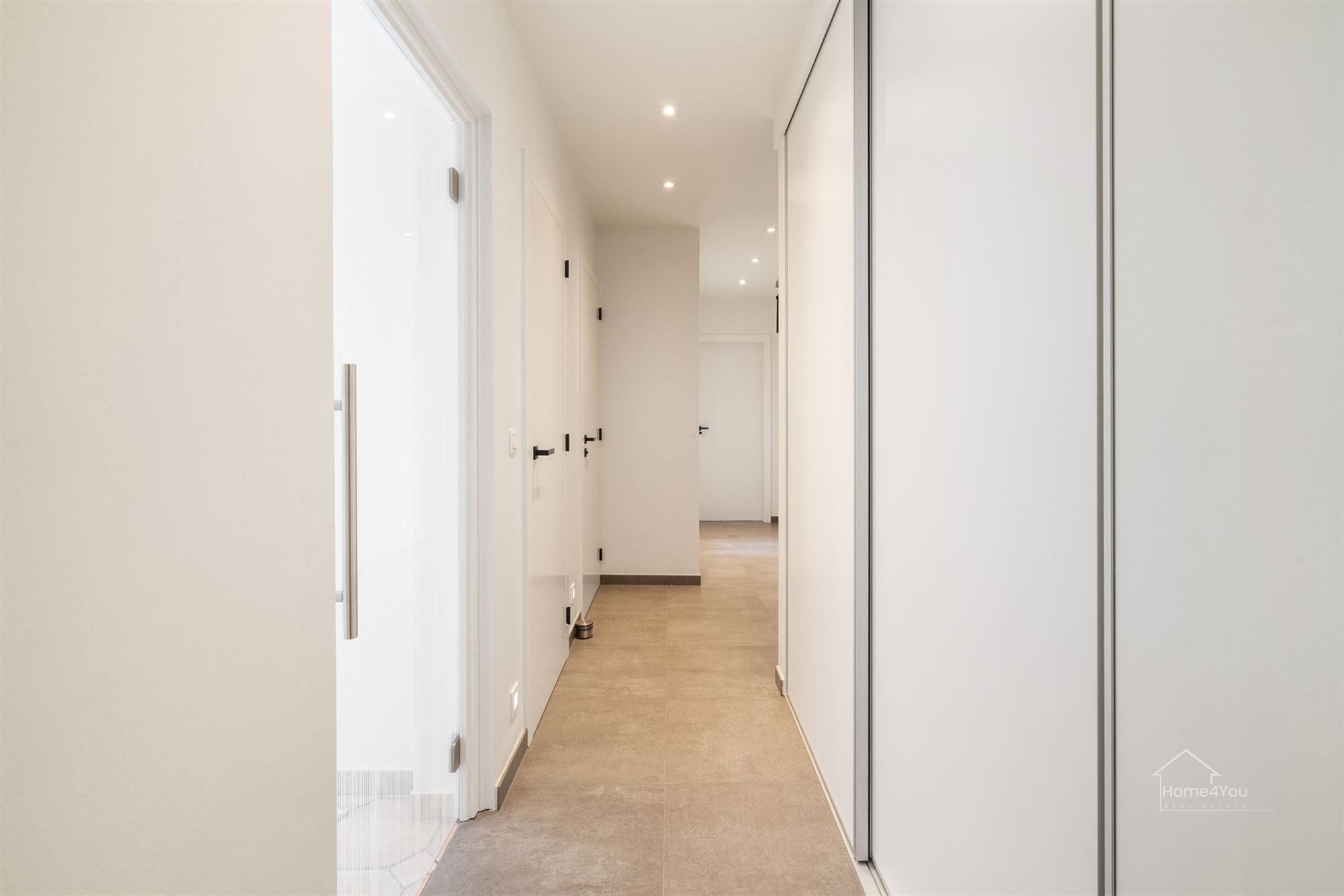 Ruim instapklaar appartement met groot Zuid-gericht terras! foto 3