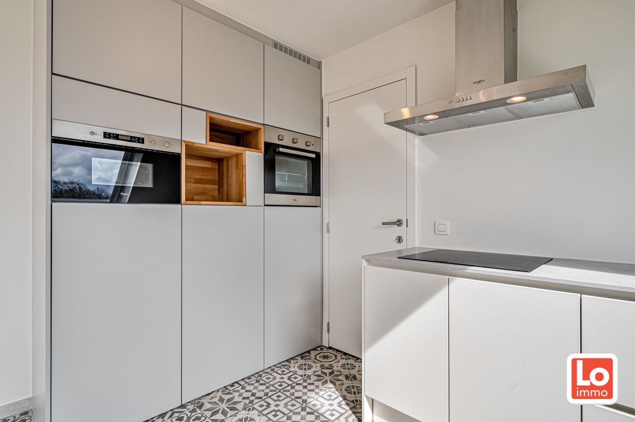 VERKOCHT! Modern 1-slaapkamer appartement met zuidgericht terras en overdekte autostaanplaats in hartje Zeveneken! foto 7