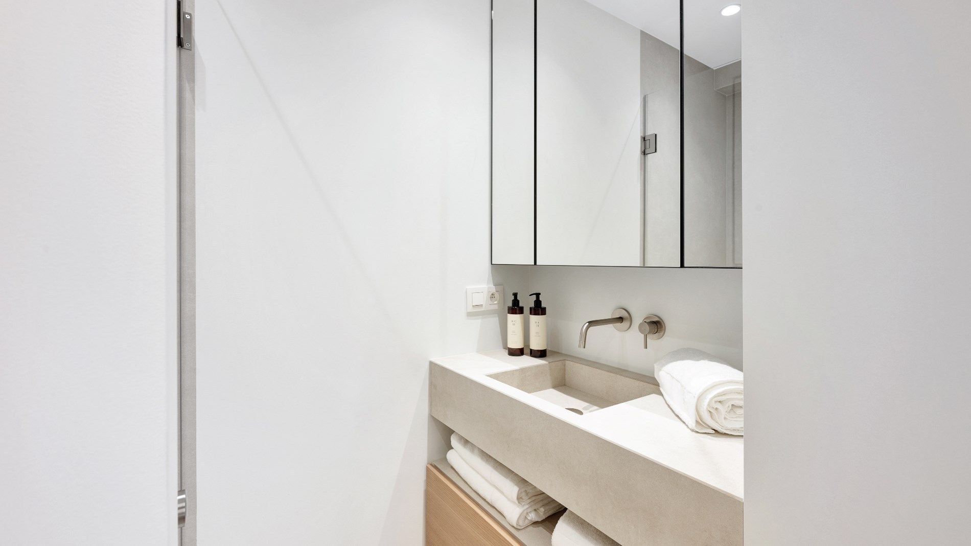 Prachtig gerenoveerd 3-slaapkamer appartement gelegen op de Lippenslaan.  foto 21