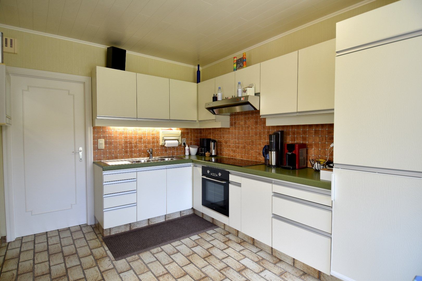 Instapklare gezinswoning met 4 slaapkamers, garage en zonnige tuin te koop in Marke foto 6