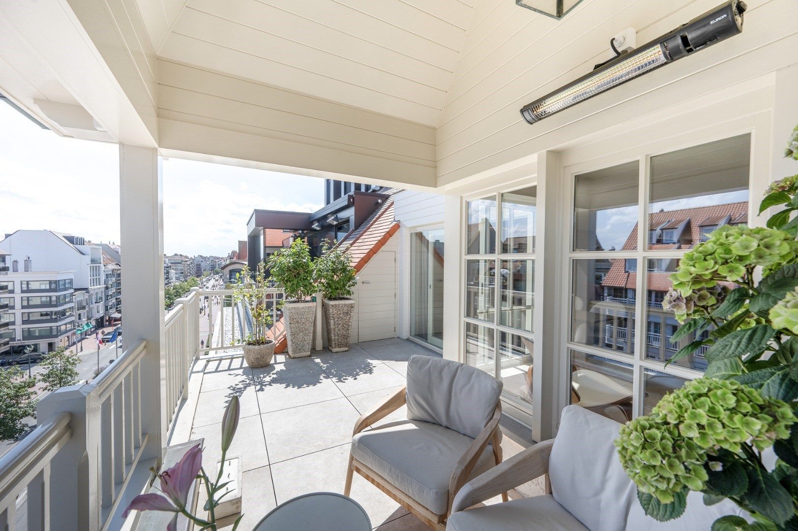 Luxueus gerenoveerd duplex dakappartement met mooie zonneterrassen gelegen in het centrum van Knokke. foto 2