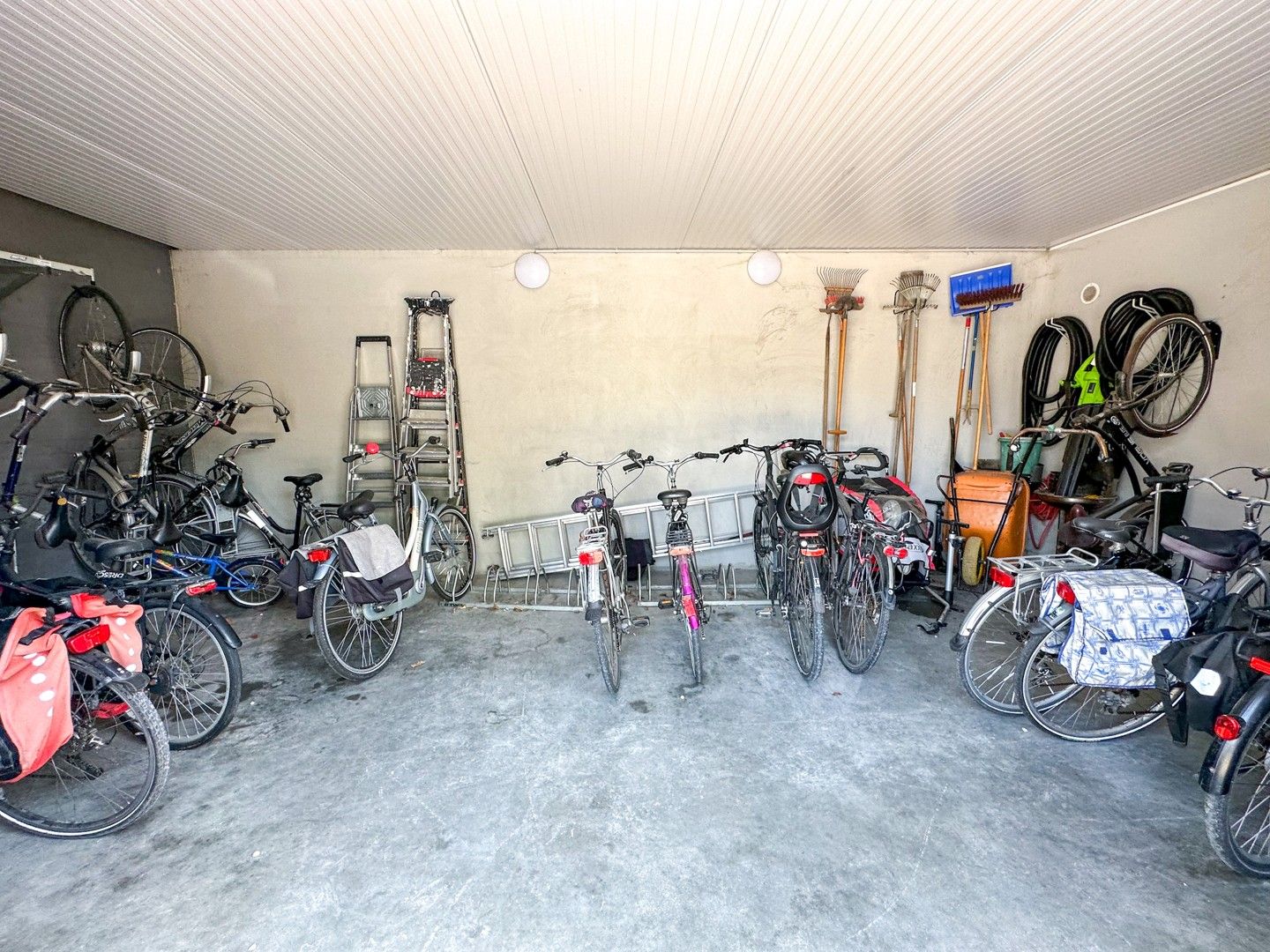 Instapklaar 1-slpk appartement met gemeenschappelijk zwembad op een toplocatie foto 13