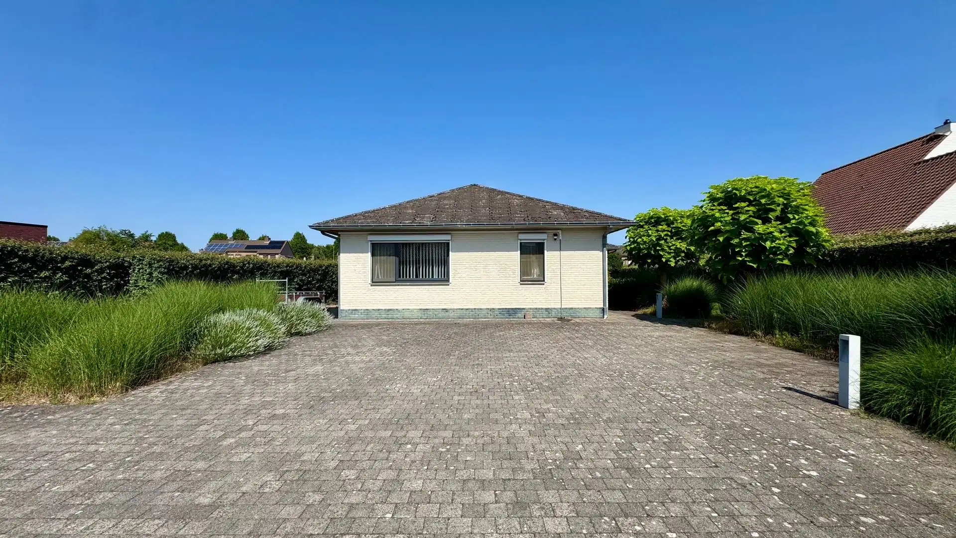 Vrijstaande gelijkvloerse woning op een perceel van 18a30ca. foto {{pictureIndex}}