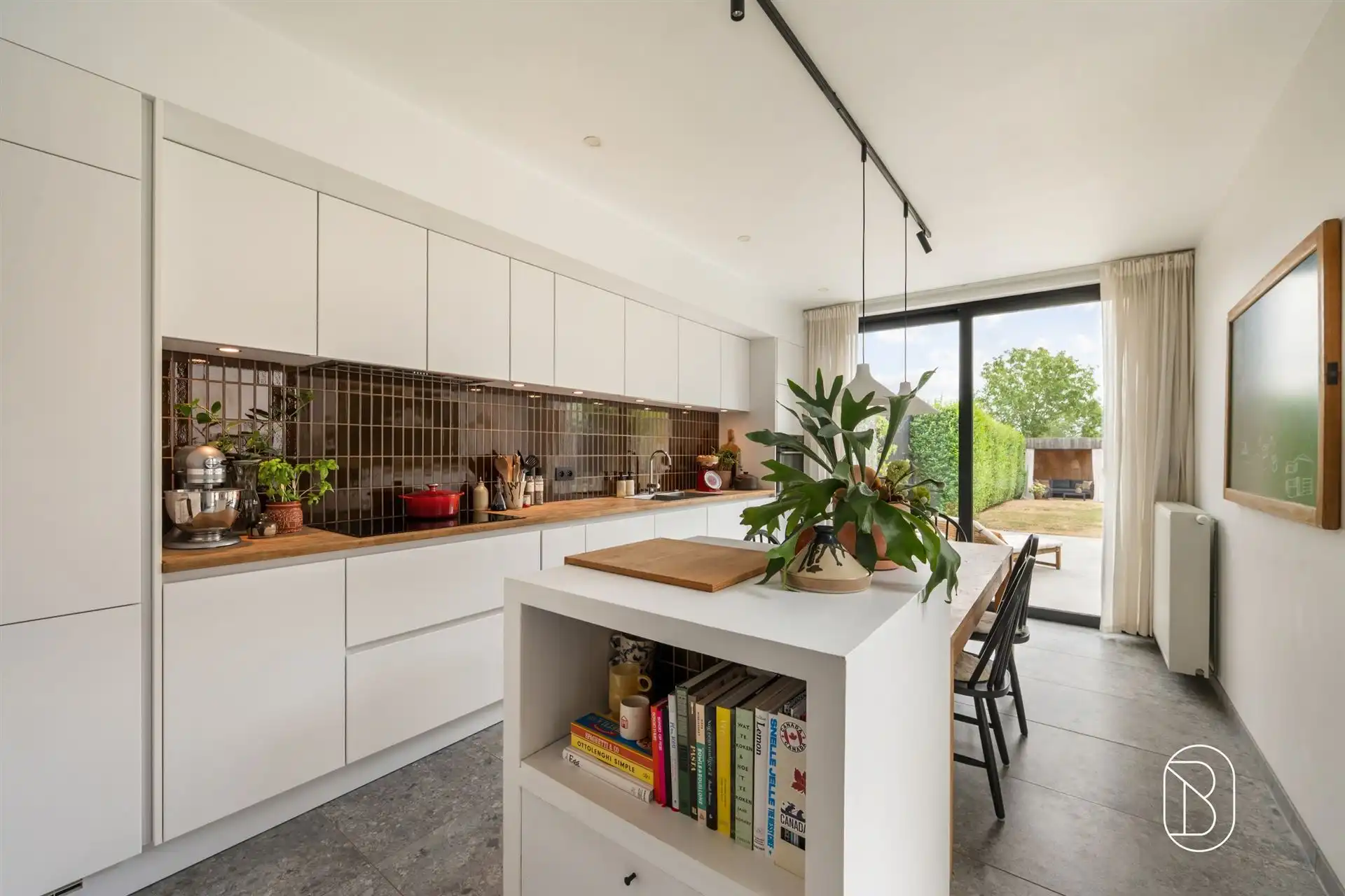 Smaakvol gerenoveerde woning met 4 slpk en gezellige tuin foto 4