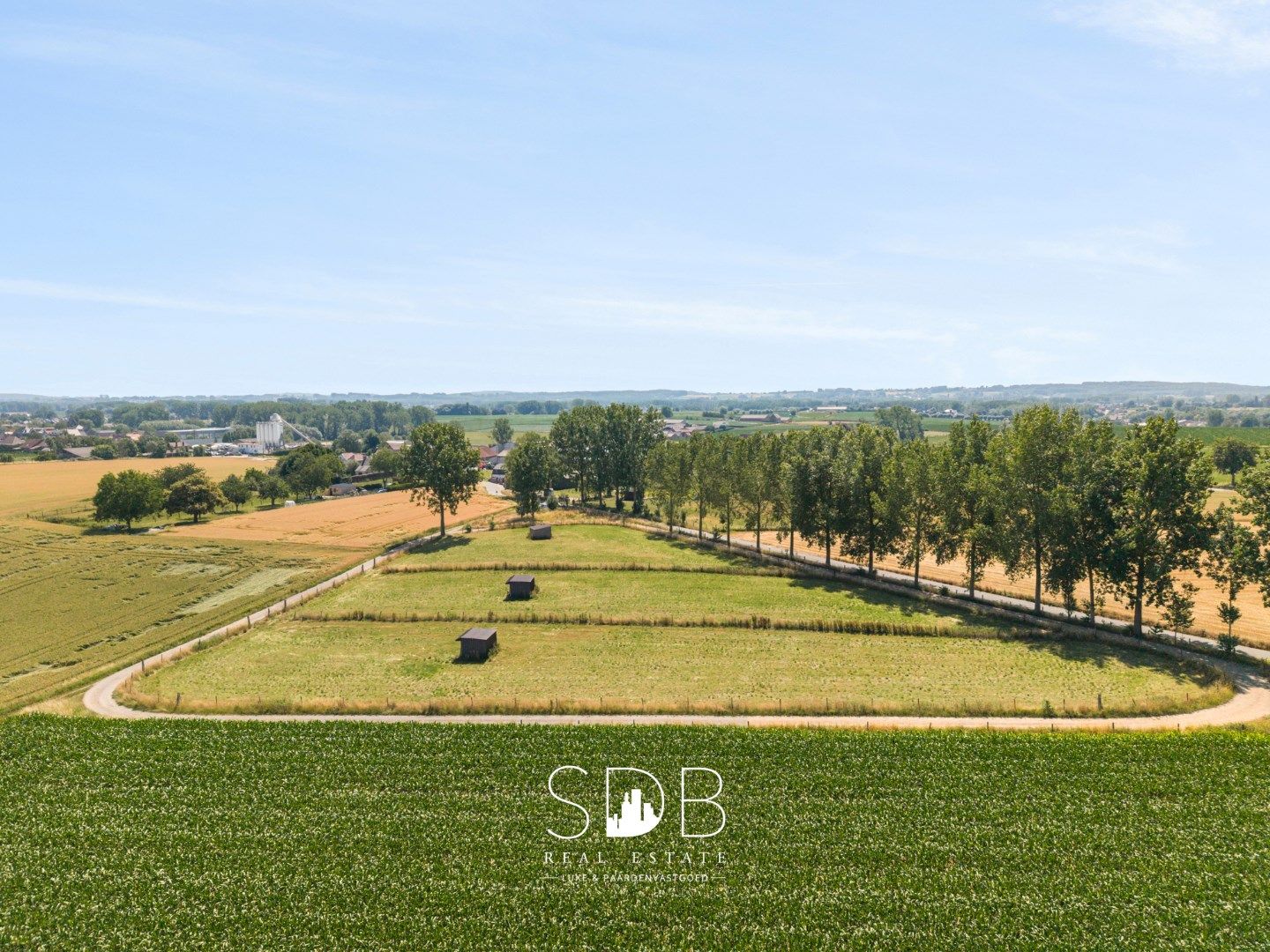 Charmante hoeve met bijgebouwen en graslanden op 27.559m² foto 3