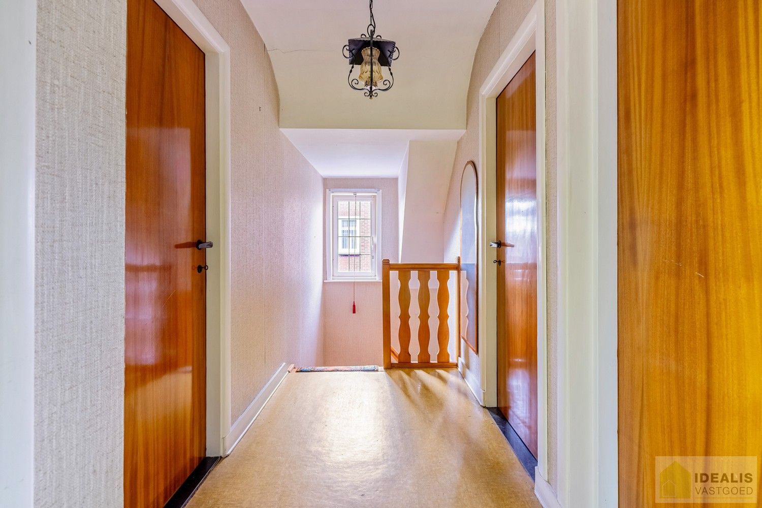 IDEALIS VASTGOED - Aangename karakterwoning op fijne locatie te Pelt. Deze woning omvat maar liefst +-143m² netto bewoonbare oppervlakte op een perceel van 4a 53ca met een ruime woonkamer, maar liefst 3 slaapkamers, badkamer, wasplaats, veranda en garage vlakbij de dorpskern van Boseind! Uiterst geschikt voor kandidaten op zoek naar een betaalbare woning op te frissen naar eigen wens. foto 23