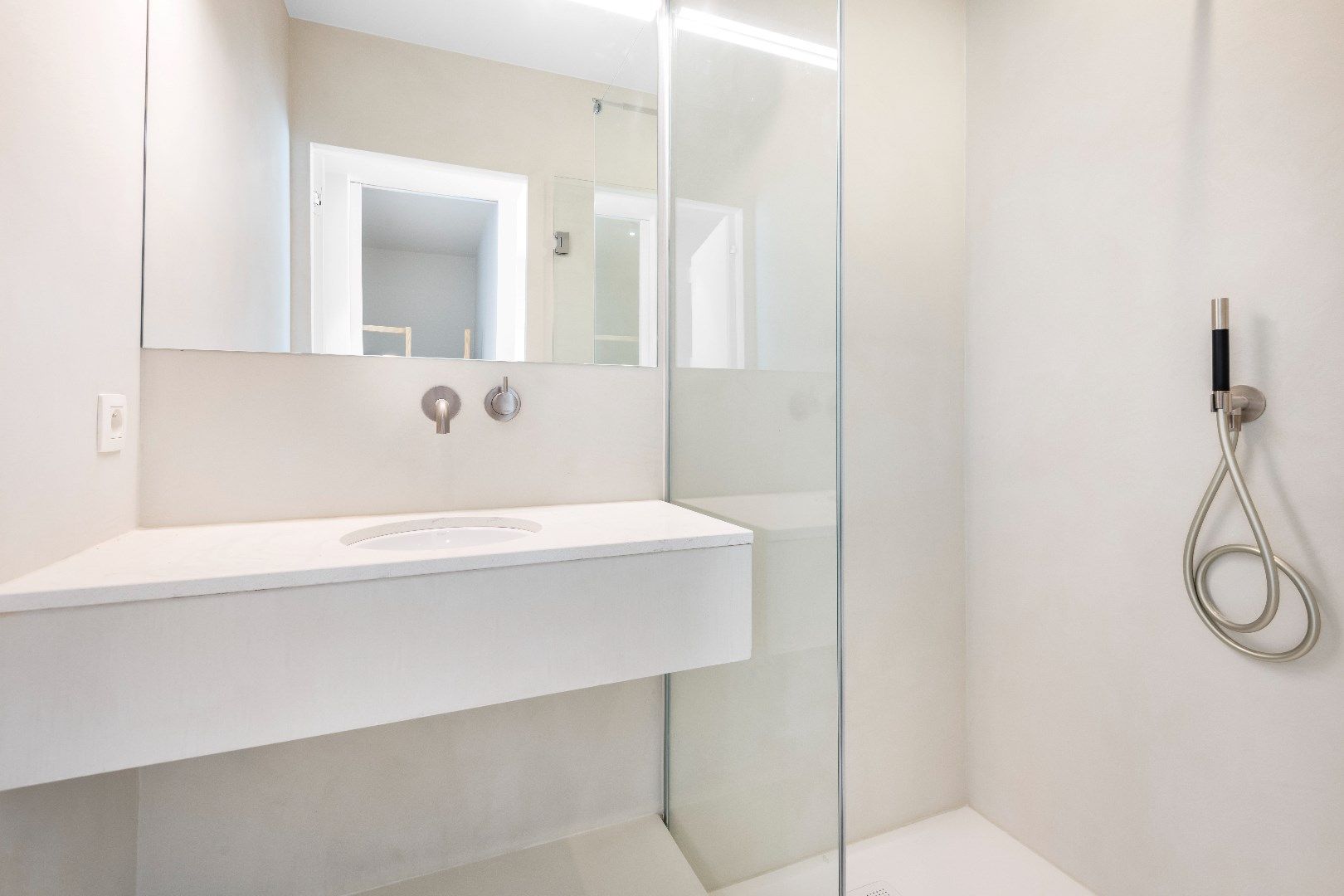 Gerenoveerde studio appartement met slaaphoek op een steenworp van de Zeedijk foto 12