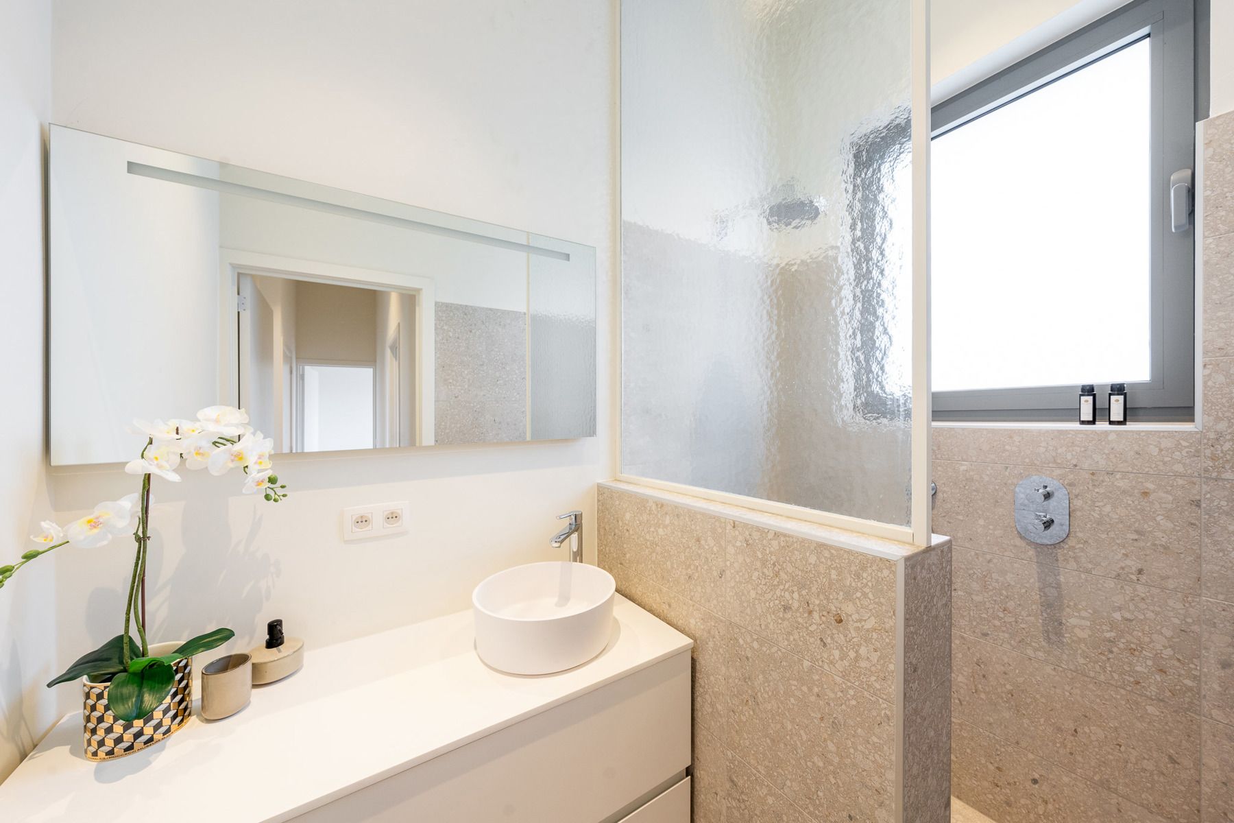 Gerenoveerd 2slpk appartement met terras super energiezuinig foto 5