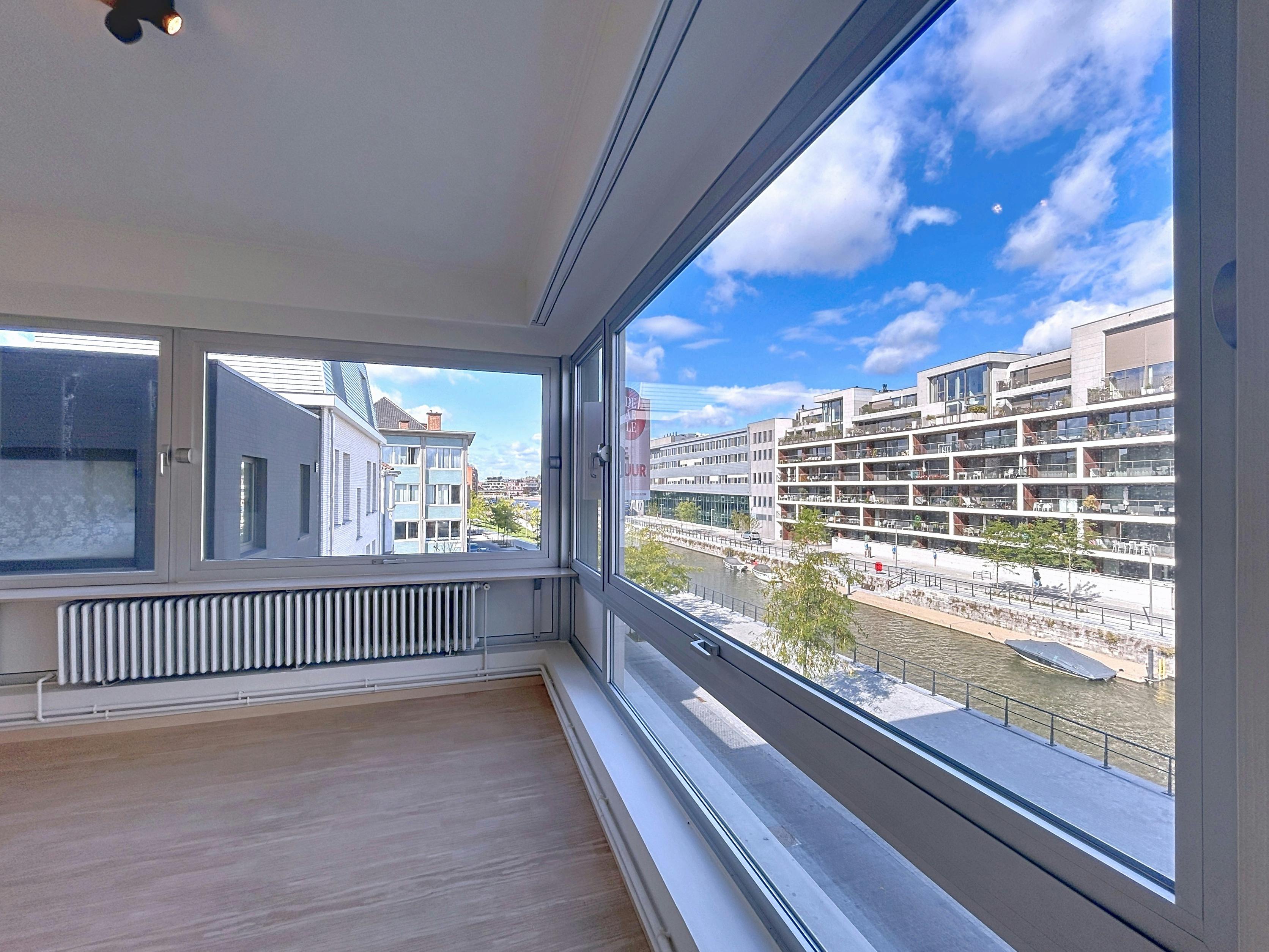 Ruim gerenoveerd appartement te huur aan de Leie te Kortrijk foto 4