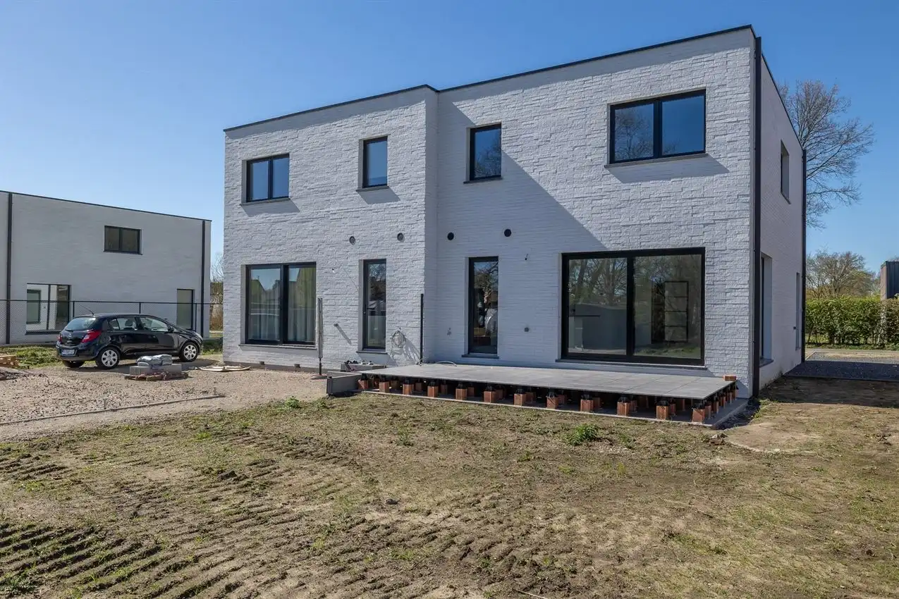 Kwalitatief afgewerkte nieuwbouwwoning met 3 slk. foto 35