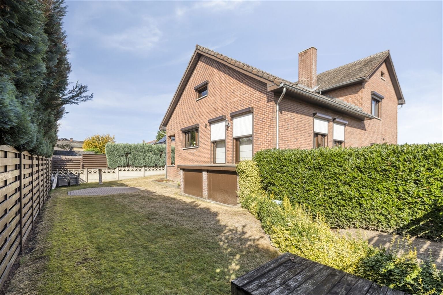 Ruime gezinswoning voorzien van 5 slaapkamers, garage, kelder en tuin nabij het centrum van Neeroeteren. Tevens mogelijkheden voor het uitoefenen van een vrij beroep, praktijkruimte, kapsalon, etc.  foto 29