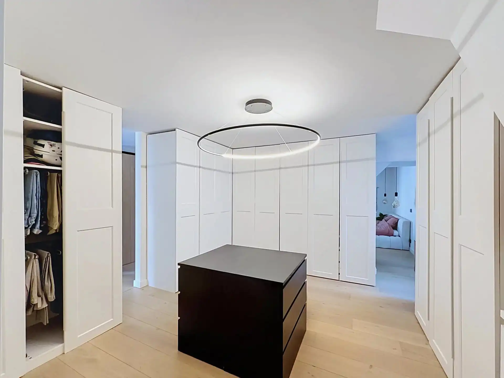 Zeer ruime villa voorzien van alle luxe met 3, mogelijk 5 slaapkamers en 2 badkamers foto 32