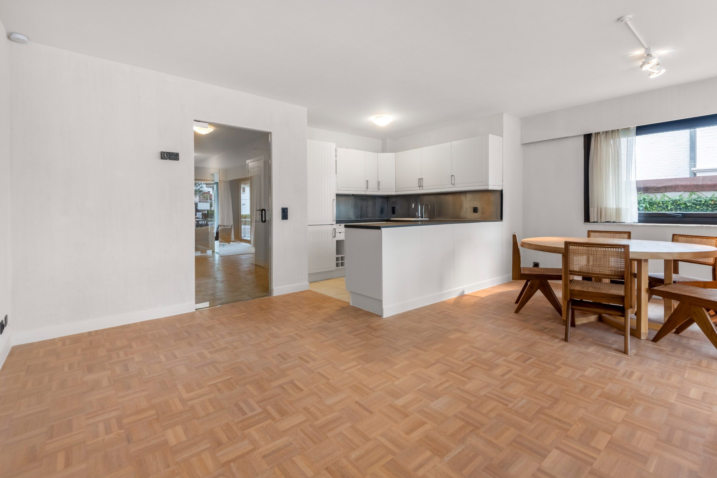 Ongemeubeld hoekappartement met veel licht en mooie terrassen vlakbij het Albertplein in het Zoute.  foto 7