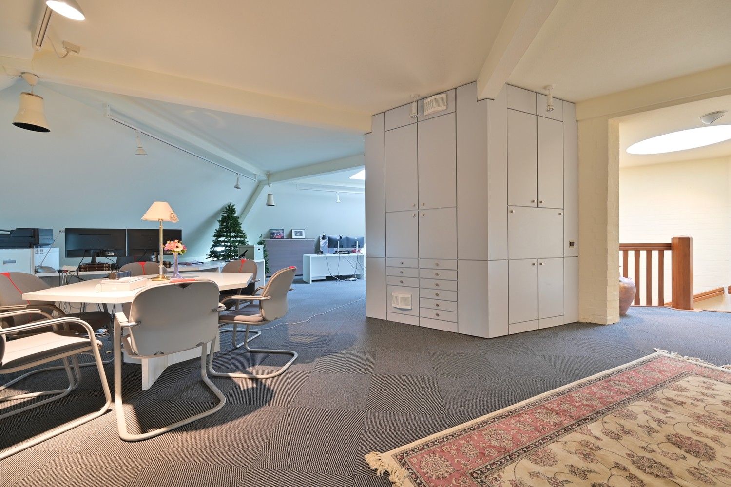 Villa met een uniek, eigentijds ontwerp, fraai gelegen op een perceel van 45a (4.500 m²) in een van de mooiste lanen van Lanaken in villawijk Goudkust te Neerharen foto 22