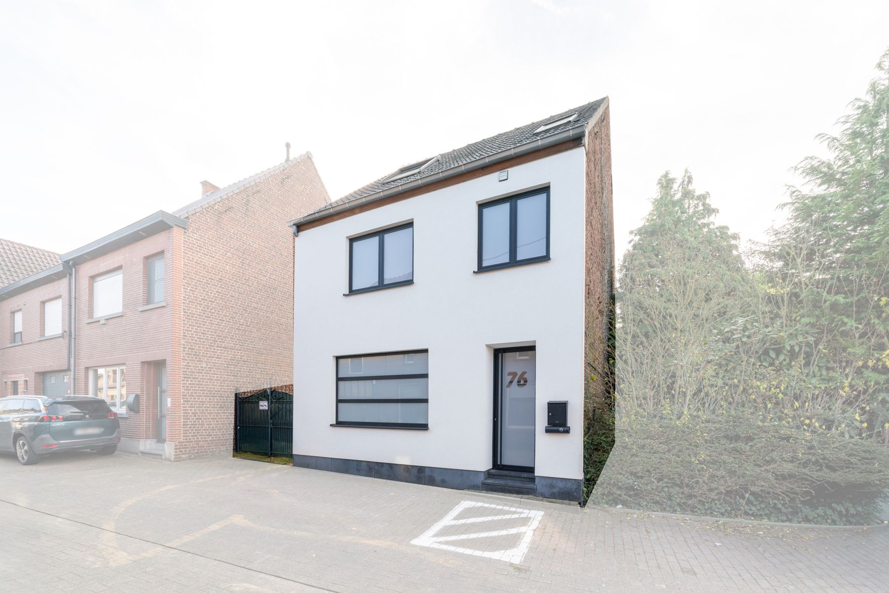 TE KOOP - deels gerenoveerde woning met 4 slaapkamers foto {{pictureIndex}}