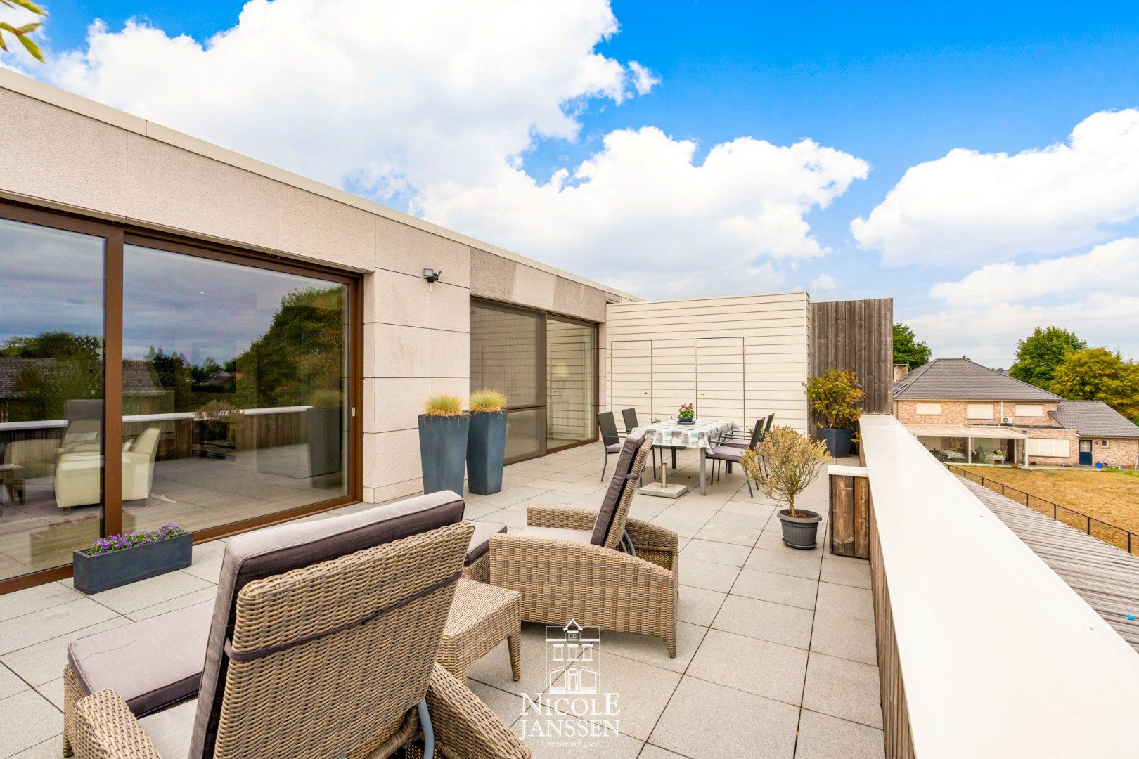Prachtig luxeappartement met twee slaapkamers en ruim terras nabij centrum  foto {{pictureIndex}}