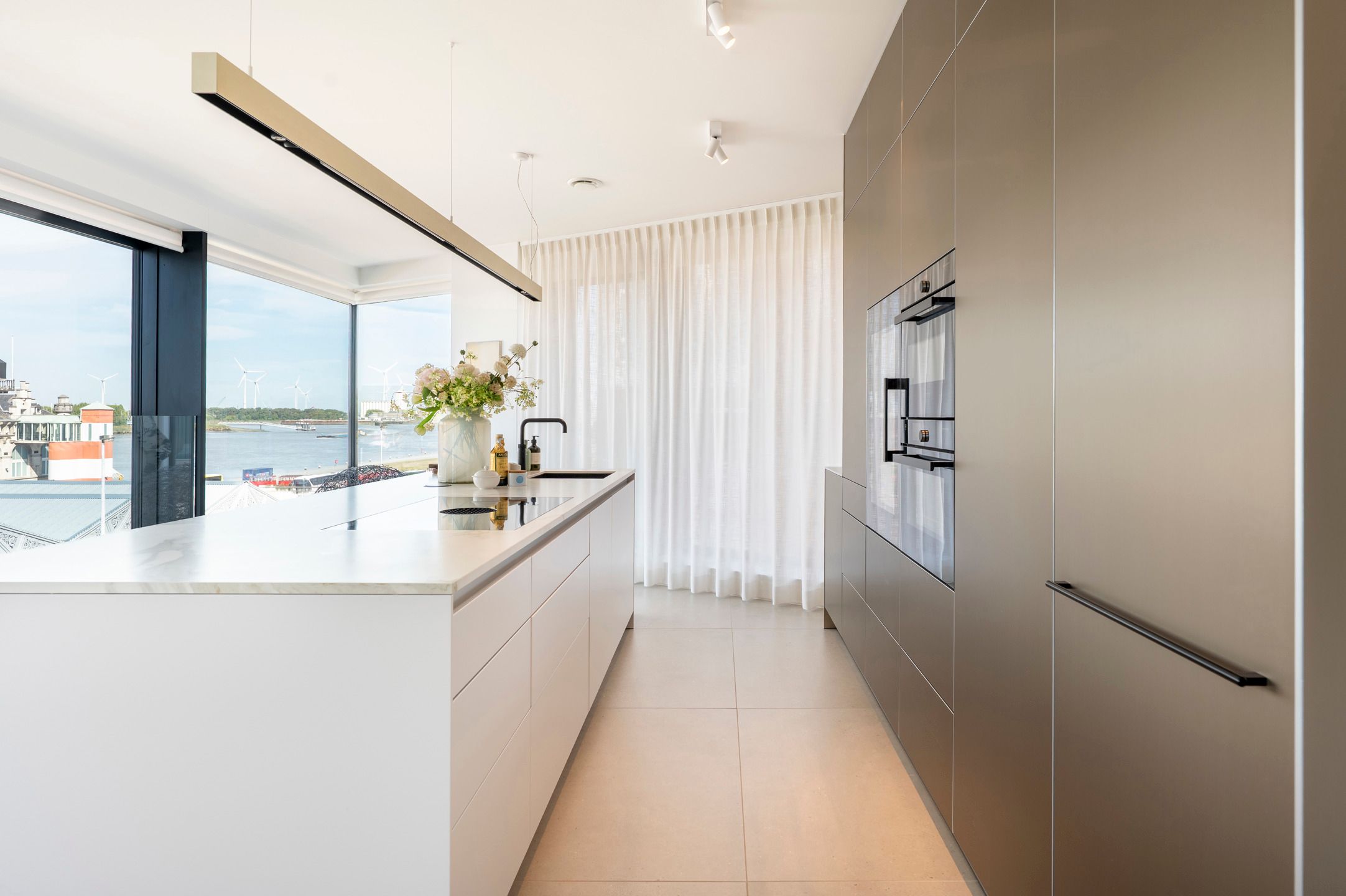 ANTWERPEN - Tijdloos en klassevol aan de Scheldekaaien foto 7